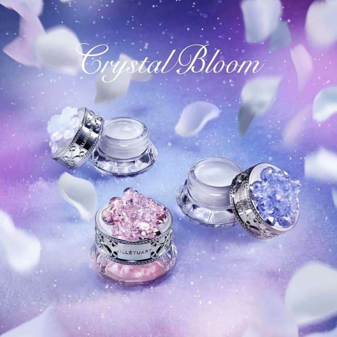 JILL STUART Beauty HKさんのインスタグラム写真 - (JILL STUART Beauty HKInstagram)「💄美妝推介・換購優惠 JILL STUART Beauty Crystal Bloom Gel Perfume Selection（Crystal Bloom/Crystal Bloom Snow/Crystal Bloom Moonlight Magic） (現貨) 換購價: $100/ 單買: $130 (原價: $160) ﹋﹋﹋﹋﹋﹋﹋﹋﹋﹋﹋﹋﹋﹋﹋﹋﹋﹋ ✿華やかなときめきを✿ 擁有果凍般清爽質地的香水啫喱 塗抹於手腕、耳後等部位 散發出濃郁香氣 更可塗於鎖骨前胸等部位 令肌膚增添幾分閃亮光澤 ★粉紅色Crystal Bloom 彷彿一束綻放的花朵 清新迷人的香氣久久徜徉在心間 ★白色 Crystal Bloom Snow 宛若被雪花覆蓋的鮮花 洋溢著優雅純淨的芬芳 讓人心神澄澈 ★藍色 Crystal Bloom Moonlight Magic 月光下閃著微光的輕盈雪花 輕柔溫暖的香氣將夢幻瞬間定格  #櫻花妹穿搭 #闊腳褲 #連身裙 #lace衫 #日系服飾代購 #日服 #日本原單 #日本直送 #日牌 #日本連線 #日本藥妝 #日系攝影 #日系 #日本衫 #日系服飾 #櫻花妹 #jillstuartbeauty代購 #jillstuart代購 #shiseido代購  #夏裝 #日系美妝代購 #日系美妝 #日系女裝 #日本 #返工衫 #女裝 #日本藥妝代購」6月24日 20時28分 - bettermedical.hk