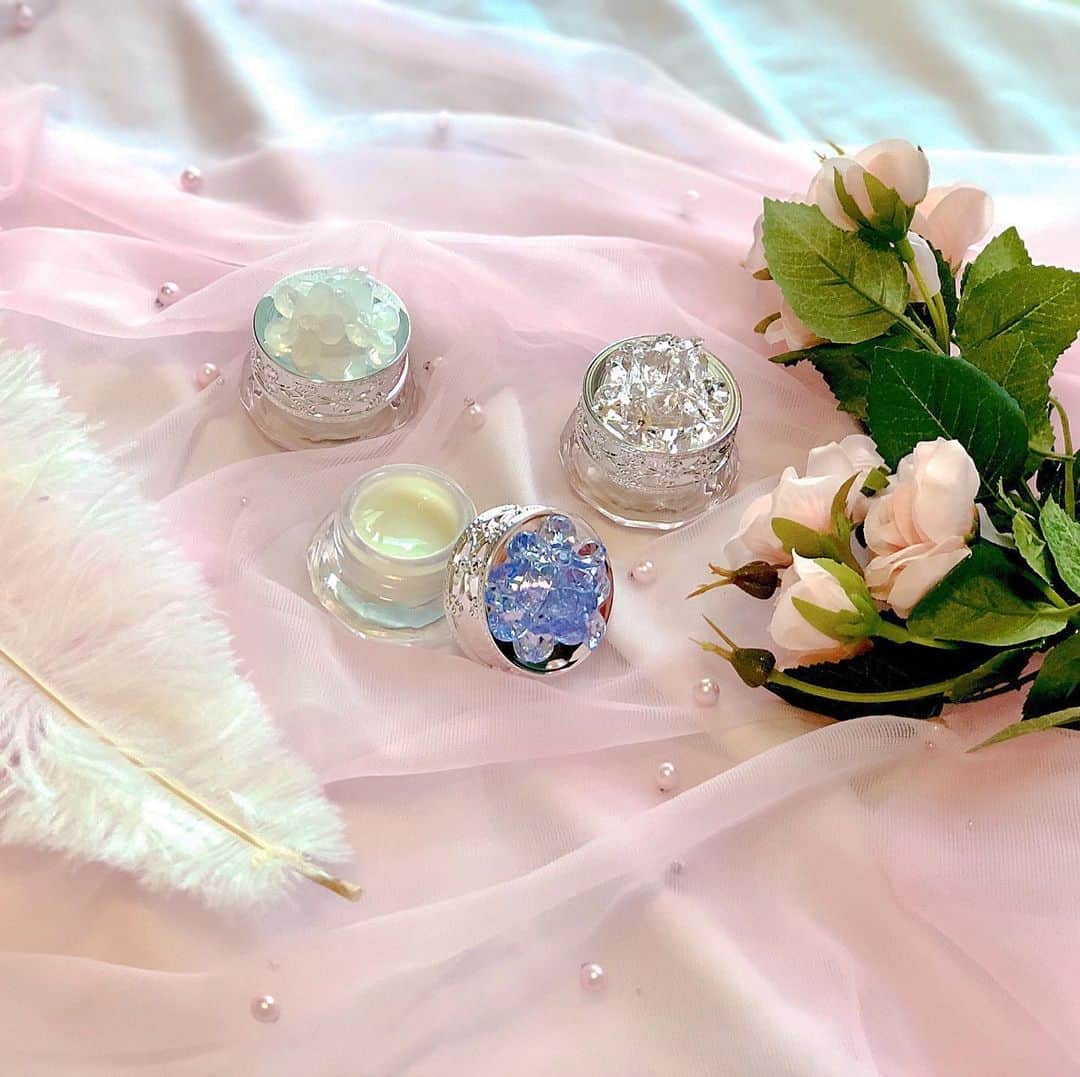 JILL STUART Beauty HKさんのインスタグラム写真 - (JILL STUART Beauty HKInstagram)「💄美妝推介・換購優惠 ❲實物拍攝❳ JILL STUART Beauty Crystal Bloom Gel Perfume Selection（Crystal Bloom/Crystal Bloom Snow/Crystal Bloom Moonlight Magic） (現貨) 換購價: $100/ 單買: $130 (原價: $160) ﹋﹋﹋﹋﹋﹋﹋﹋﹋﹋﹋﹋﹋﹋﹋﹋﹋﹋ ✿華やかなときめきを✿ 擁有果凍般清爽質地的香水啫喱 塗抹於手腕、耳後等部位 散發出濃郁香氣 更可塗於鎖骨前胸等部位 令肌膚增添幾分閃亮光澤 ★粉紅色Crystal Bloom 彷彿一束綻放的花朵 清新迷人的香氣久久徜徉在心間 ★白色 Crystal Bloom Snow 宛若被雪花覆蓋的鮮花 洋溢著優雅純淨的芬芳 讓人心神澄澈 ★藍色 Crystal Bloom Moonlight Magic 月光下閃著微光的輕盈雪花 輕柔溫暖的香氣將夢幻瞬間定格  #櫻花妹穿搭 #闊腳褲 #連身裙 #lace衫 #日系服飾代購 #日服 #日本原單 #日本直送 #日牌 #日本連線 #日本藥妝 #日系攝影 #日系 #日本衫 #日系服飾 #櫻花妹 #jillstuartbeauty代購 #jillstuart代購 #shiseido代購  #夏裝 #日系美妝代購 #日系美妝 #日系女裝 #日本 #返工衫 #女裝 #日本藥妝代購」6月24日 20時29分 - bettermedical.hk