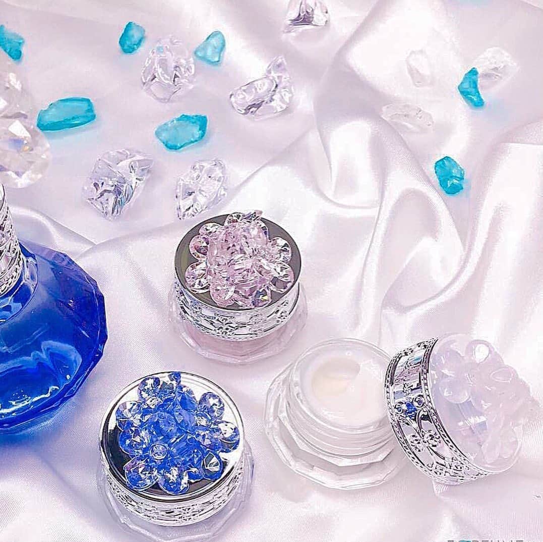 JILL STUART Beauty HKさんのインスタグラム写真 - (JILL STUART Beauty HKInstagram)「💄美妝推介・換購優惠 ❲實物拍攝❳ JILL STUART Beauty Crystal Bloom Gel Perfume Selection（Crystal Bloom/Crystal Bloom Snow/Crystal Bloom Moonlight Magic） (現貨) 換購價: $100/ 單買: $130 (原價: $160) ﹋﹋﹋﹋﹋﹋﹋﹋﹋﹋﹋﹋﹋﹋﹋﹋﹋﹋ ✿華やかなときめきを✿ 擁有果凍般清爽質地的香水啫喱 塗抹於手腕、耳後等部位 散發出濃郁香氣 更可塗於鎖骨前胸等部位 令肌膚增添幾分閃亮光澤 ★粉紅色Crystal Bloom 彷彿一束綻放的花朵 清新迷人的香氣久久徜徉在心間 ★白色 Crystal Bloom Snow 宛若被雪花覆蓋的鮮花 洋溢著優雅純淨的芬芳 讓人心神澄澈 ★藍色 Crystal Bloom Moonlight Magic 月光下閃著微光的輕盈雪花 輕柔溫暖的香氣將夢幻瞬間定格  #櫻花妹穿搭 #闊腳褲 #連身裙 #lace衫 #日系服飾代購 #日服 #日本原單 #日本直送 #日牌 #日本連線 #日本藥妝 #日系攝影 #日系 #日本衫 #日系服飾 #櫻花妹 #jillstuartbeauty代購 #jillstuart代購 #shiseido代購  #夏裝 #日系美妝代購 #日系美妝 #日系女裝 #日本 #返工衫 #女裝 #日本藥妝代購」6月24日 20時29分 - bettermedical.hk