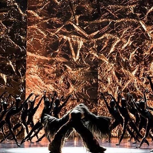 オーレリー・デュポンのインスタグラム：「⭐️ Grand Prix Danse « meilleur spectacle »pour le ballet « BODY AND SOUL » de @crystal_pite avec les danseurs du Ballet de l’Opera de Paris. Un grand merci au 57e palmarès du prix du syndicat professionnel de la critique Théâtre, Musique et Danse. 📷@julienbenhamouphotographe #syndicatprofessionneldelacritique #bodyandsoul #grandprix #danse」