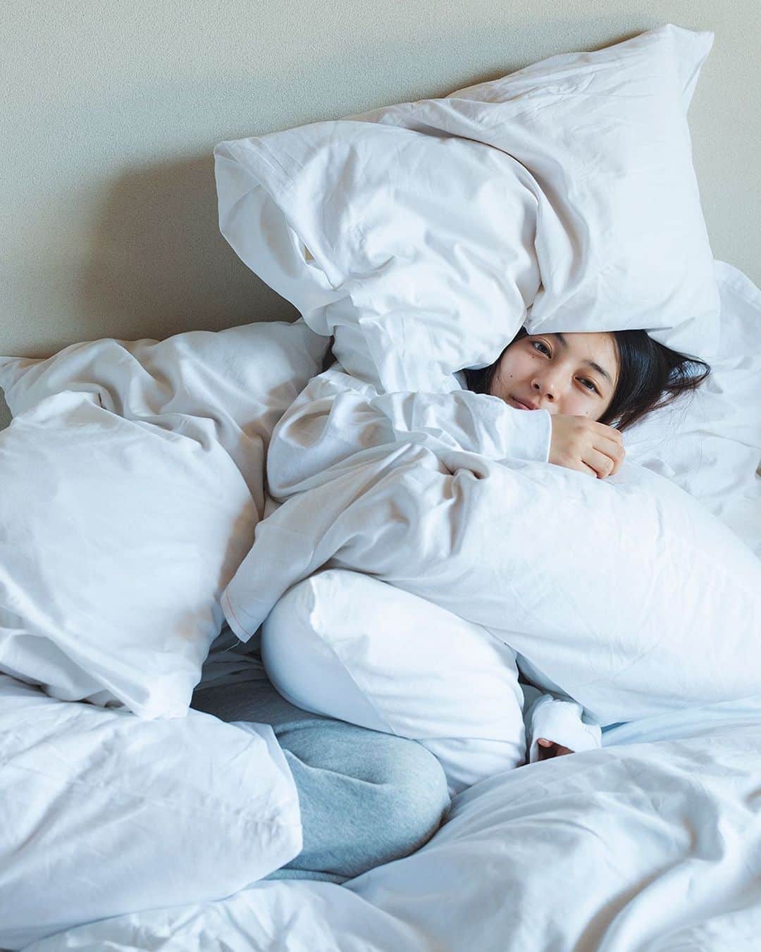 大辻隆弘さんのインスタグラム写真 - (大辻隆弘Instagram)「枕はあればあるだけ楽しさが増す。 写真集『久保田紗友』」6月24日 20時30分 - photsuji
