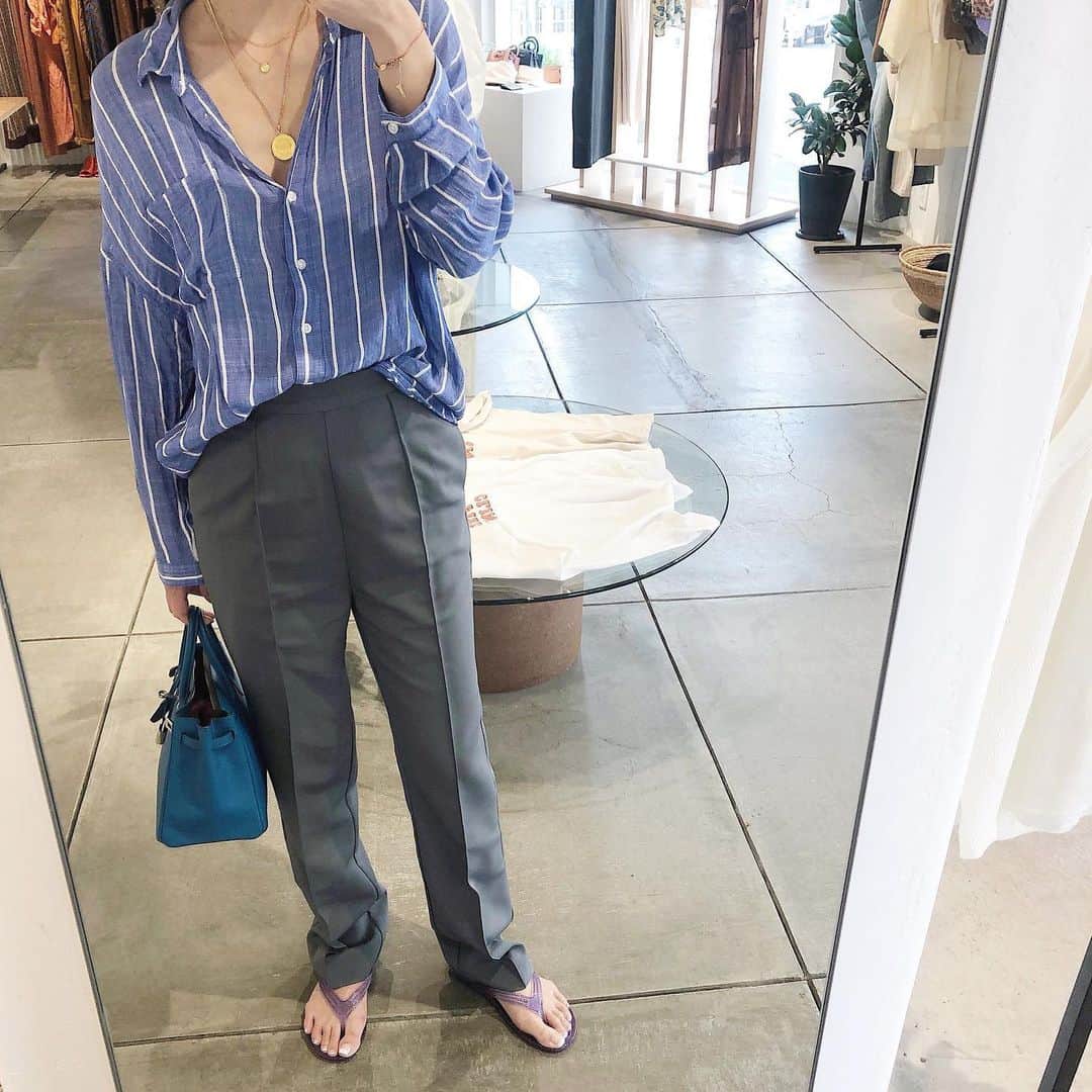 のインスタグラム：「#blue 🦋🐬🌎💙﻿ ﻿ このシャツ、ずっと前に買ってから着倒してクタクタだけど、今も変わらずお気に入り〰️🕺🏻👔🌀﻿ ﻿ #coordinate #outfit #ootd #fashion #style #styling﻿ ﻿ クレジットは #WEAR 👉🏻【erica0114】﻿ またはタップにて👆🏻📝」