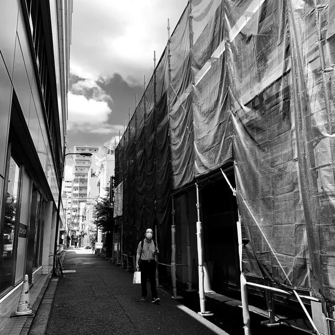 naotakeのインスタグラム：「工事中 - Men at work / iPhone XR & Snapseed, 20200625 . . カメラの修理代が思ったより安く済みそうでラッキー。 . . #spicollective #royalsnappingartists #infamous_family #rsa_main #infinity_photo_cult #2_fineart #jp_gallery_member #jp_gallery_bnw #trb_bnw #wp_bnw  #bnw_life #bnwlife_member #bnw_life_shots #bnw_captures #world_bnw #top_bnw #team_jp_ #team_jp_モノクロ #ig_energy_bw #ig_nihon #streetphotographybnw #igersjp #blackandwhite #bnw #bnwphoto #monochrome #bw #bnwphotography #ShotOniPhone #shotoniphoneXR」