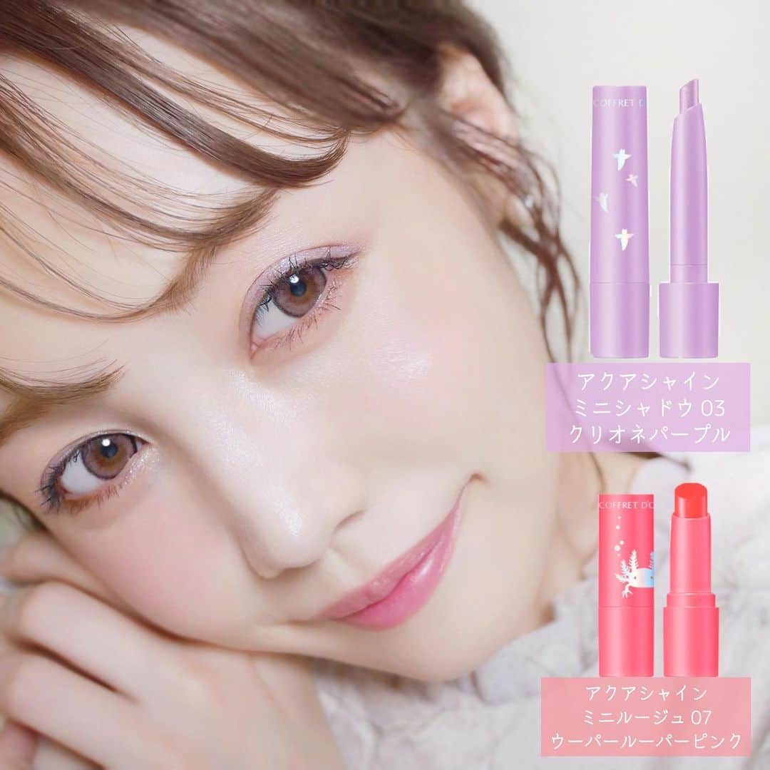 海老原りさのインスタグラム：「🌺🏝🐬𝙲𝙾𝙵𝙵𝚁𝙴𝚃 𝙳’𝙾𝚁🐬🏝🌺﻿ ﻿ ﻿ ﻿ 今日のメイクは コフレドールの夏限定コスメで🦦♪﻿ ﻿ ✔︎アクアシャインミニシャドウ ¥1,320(税込)﻿ ✔︎アクアシャインミニルージュ ¥1,320(税込)﻿ ﻿ こちらは﻿ #アクアシャインミニコレクション として﻿ セットになっていました 👏🏻✨﻿ ﻿ アイシャドウが色物なだけで﻿ 一気に垢抜け！夏感が出るよね🥺✨﻿ ﻿ そんなパープル×ピンクのメイクには﻿ ガーリーなブラウスを合わせたよ👗💕﻿ ﻿ ﻿ ﻿ 👗 @noela_official  #ドットフラワーチュールブラウス﻿#ドットフラワーチュールスカート﻿#コフレドール#アクアシャインミニルージュ#アクアシャインミニシャドウ#コスメレポ#コスメ垢#コスメレビュー#コスメスウォッチ#メイク垢#美容垢#美容好き#howto#makeup#cosmetics#motd#화장품#化妆品#noela#ノエラ」