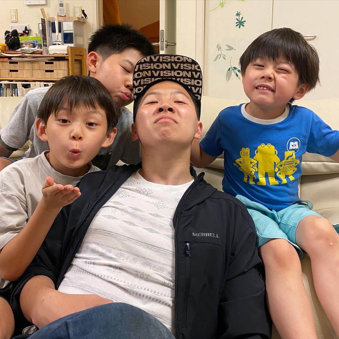 ブラザー4チャンネルのインスタグラム：「いっくん18歳になりましたー㊗️﻿ ﻿ 動画のコメントでもたくさんのお祝いメッセージありがとうございます😊﻿ ﻿ 大きくなってもなんだかんだ﻿ 可愛いいっくんが大好きです…✨﻿ ﻿ 私の宝物をこれからもよろしくお願いします❗️﻿ ﻿ #brother4﻿ #いっくん﻿ #誕生日」
