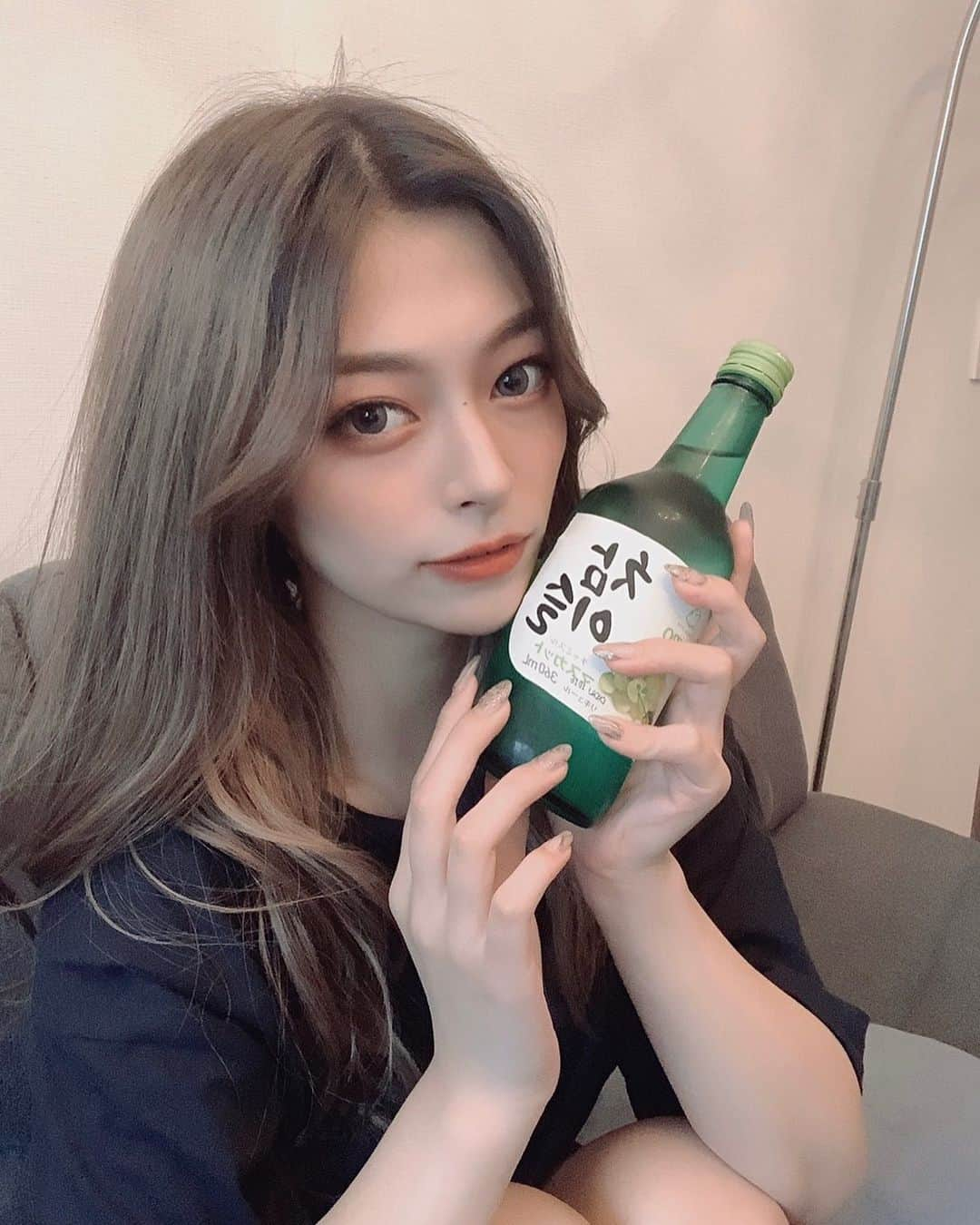 ミナさんのインスタグラム写真 - (ミナInstagram)「彼女と宅飲みなうに使っていいよ☹️ ・ ・ #おうち時間 #宅飲み #彼女感  #チャミスル #참이슬 #한국  #粉我#赞 #中国メイク」6月24日 20時37分 - mn37.99