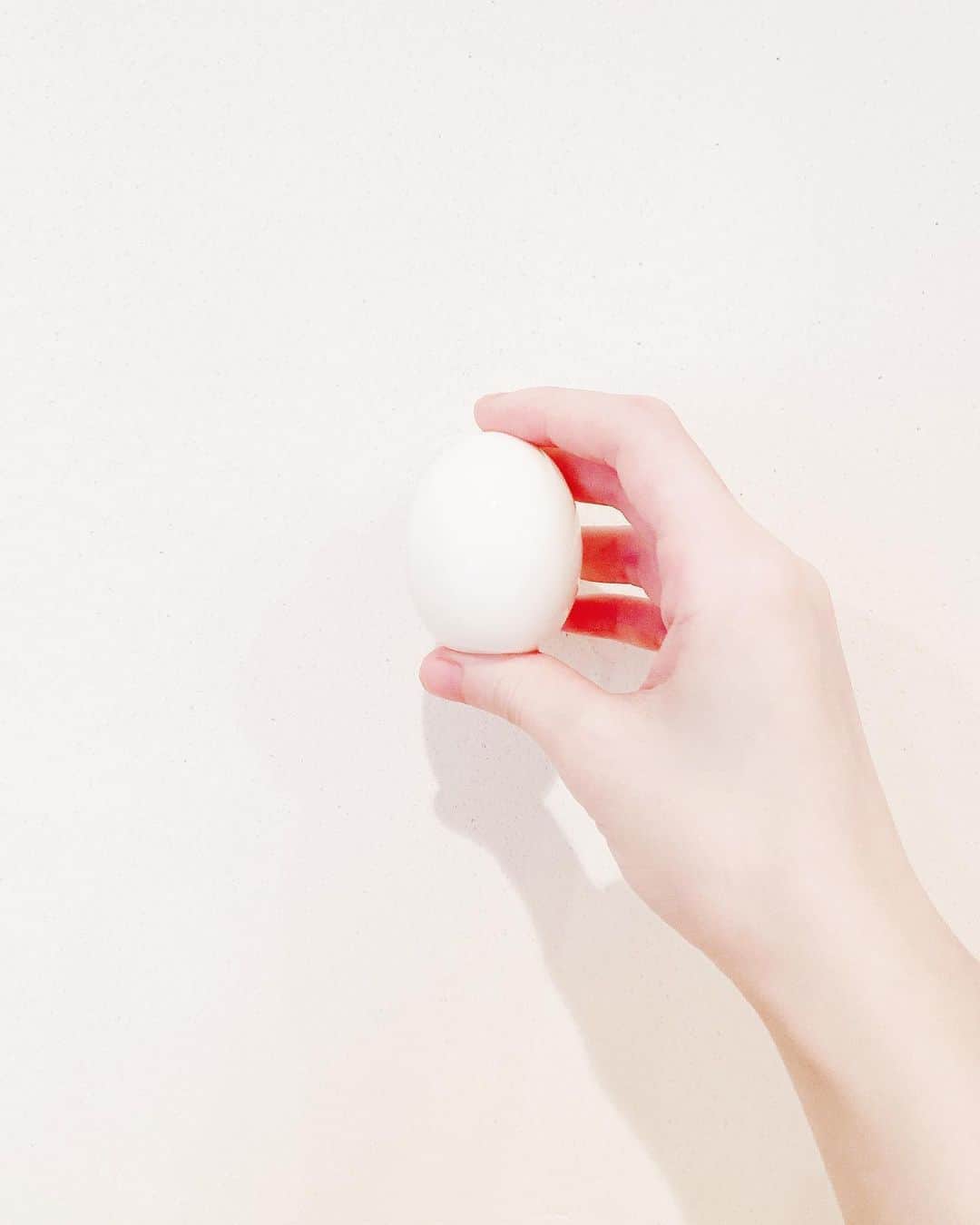雪嶋桃葉のインスタグラム：「綺麗だ…とても綺麗。 美しい。 そんな君を思わずパシャリ… 愛おしくって仕方ないね。 #あ　#ゆで卵の話です」