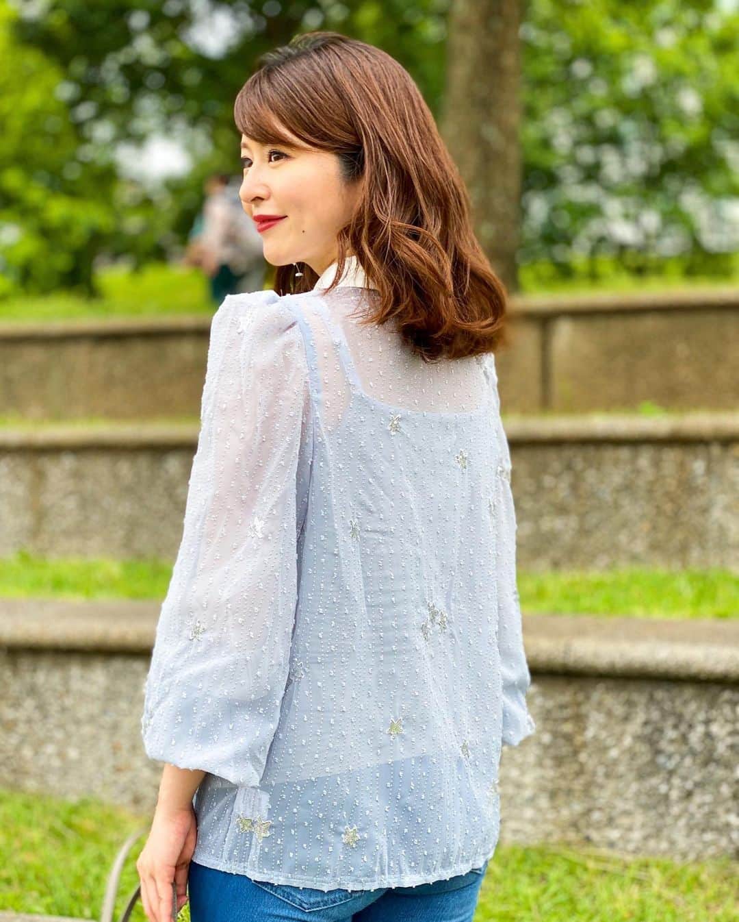 みゆこさんのインスタグラム写真 - (みゆこInstagram)「.﻿ シンプルなブラウスも好きだけれど、﻿ 久しぶりのデニム👖コーデだから、﻿ あえてデコラティブなデザインブラウスを🥰﻿ ﻿ キラキラなスパンコールの刺繍や、﻿ ビジューボタンが涼しげ✨﻿ ボリューミーな袖も女性らしくて可愛い♡﻿ @chicwish.japan ﻿ ﻿ 明日からしばらくは、﻿ 雨や雲りのお天気が続くそう😢🌀﻿ ﻿ ﻿ #今日の1枚#6月#梅雨#夏服コーデ#夏コーデ#キラキラ#ブラウスコーデ#デニムコーデ#chicwish#chicwishjapan#PR﻿ @chicwish.japan ⠀﻿」6月24日 20時38分 - miyuco.t