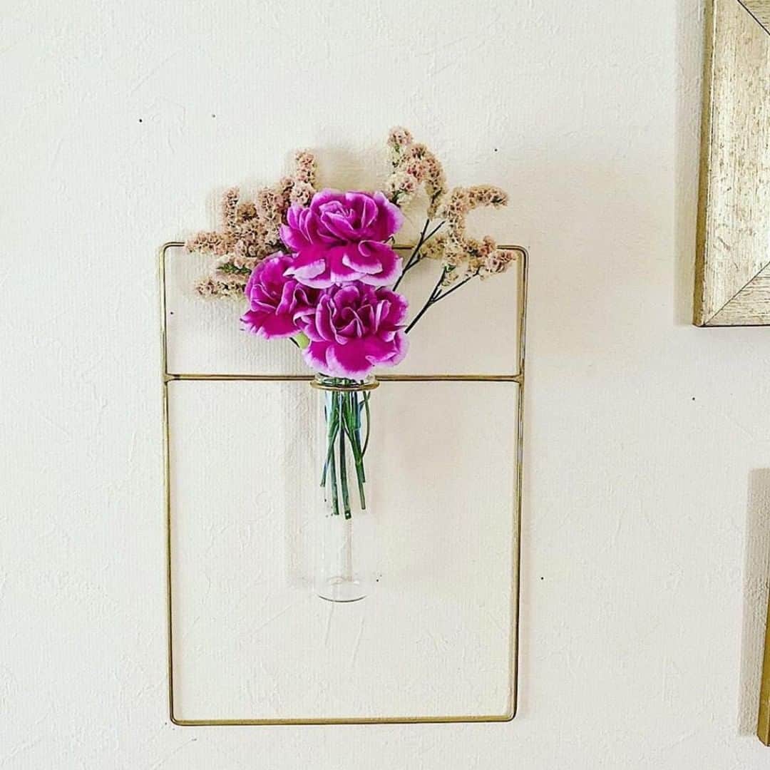 Bloomee LIFEさんのインスタグラム写真 - (Bloomee LIFEInstagram)「インテリアとしても素敵な花瓶💐⠀ ⠀ まるで額縁のような素敵な花瓶に、⠀ 可愛くお花を飾ってくれました✨⠀ ⠀ ひと味違う花瓶があると、⠀ お部屋のアクセントにもなりますよね🌼⠀ ⠀ お花のある暮らしに、⠀ 変化が欲しい方には⠀ 個性派な花瓶もおすすめです🌹⠀ ⠀ Special Thanks Photo by⠀ @rekorinrekorin さん⠀ ⠀ #bloomeelife#ブルーミーライフ#サブスク#花のある生活#花好きな人と繋がりたい#おうち時間#花部#花写真#花が好き#花を飾る#暮らしを楽しむ#日々の暮らし#丁寧な暮らし#日々#お花のある暮らし#素敵な休日#暮らしを整える#くらしのきほん#日々の暮らしを楽しむ#丁寧に暮らす#おうち時間#インテリアフラワー#ナチュラルインテリア#豊かな暮らし」6月24日 20時39分 - bloomee