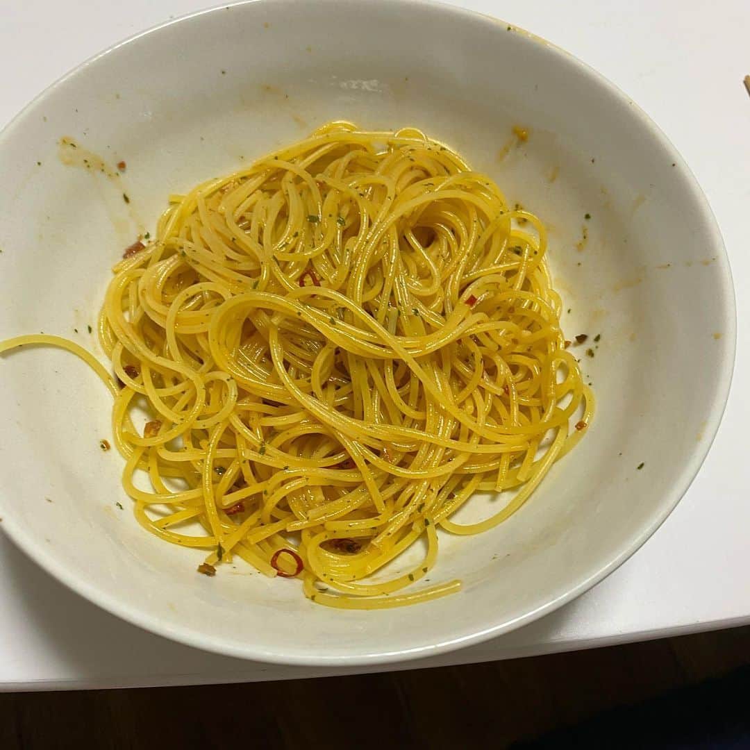 小田幸平のインスタグラム：「今日は徳島と試合。1対0で負け😭家に帰って来てパスタ🍝作ってみました。ペペロンチーノ#愛媛マンダリンパイレーツ#徳島インディゴソックス#ペペロンチーノ#晩ごはん#中日ドラゴンズ#読売ジャイアンツ#はげch」