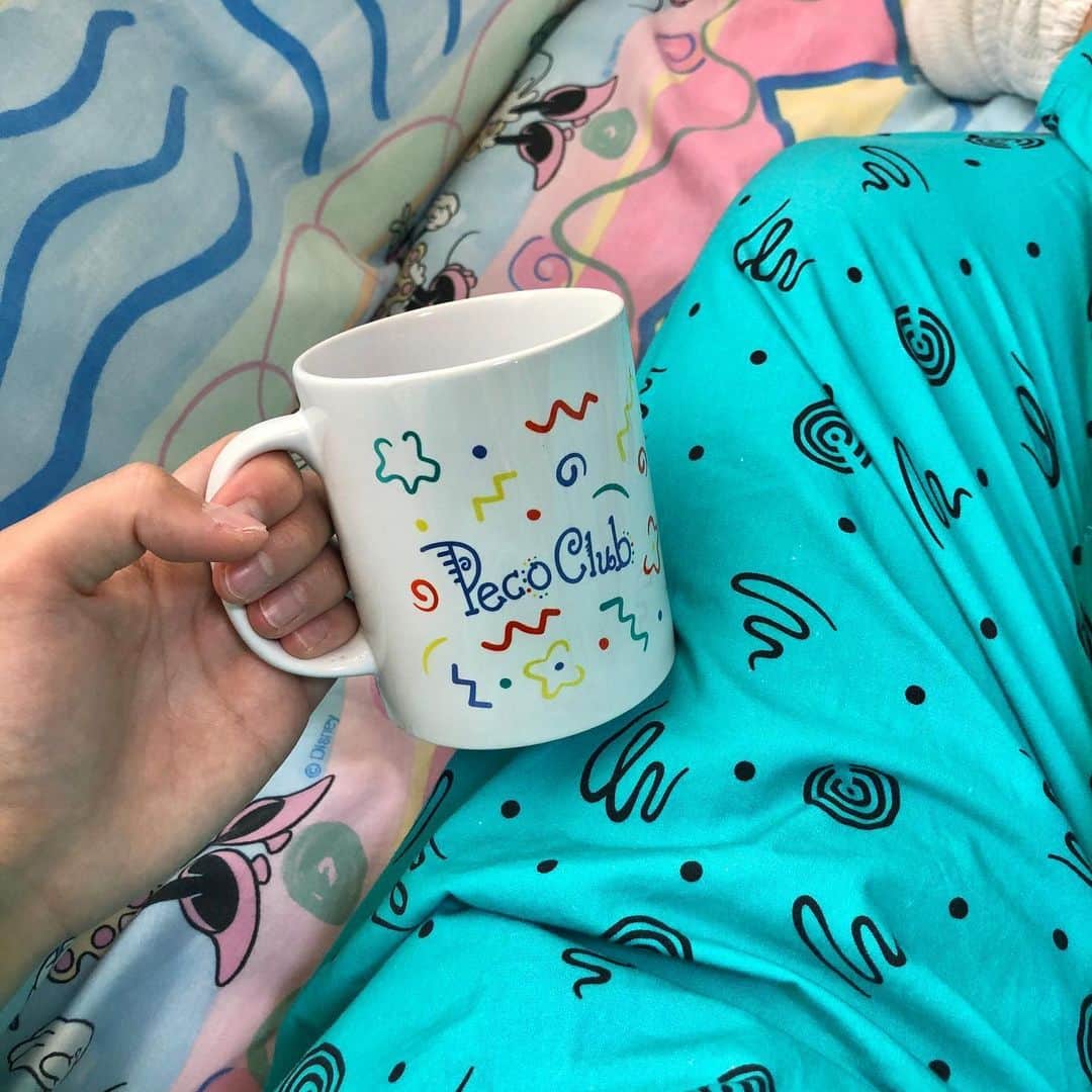 オクヒラテツコ（ぺこ）さんのインスタグラム写真 - (オクヒラテツコ（ぺこ）Instagram)「かわいいマグカップで飲むと気分あがるなぁ🎀（中身はいつだってお水orお茶）」6月24日 20時41分 - pecotecooo