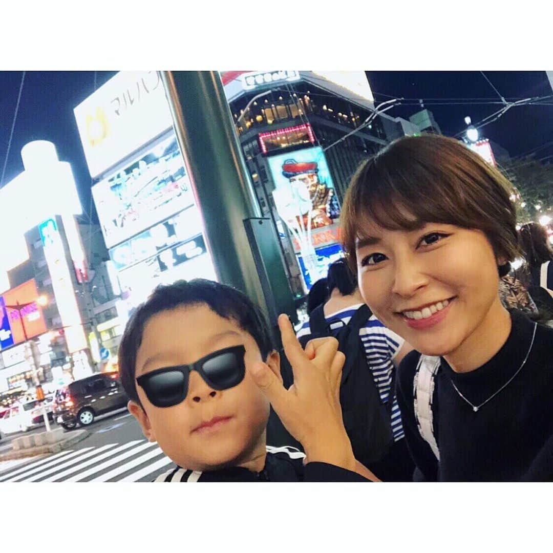 権田裕美さんのインスタグラム写真 - (権田裕美Instagram)「. サガン鳥栖高丘選手 @yoheitakaoka18 の投稿を見て、 私もすぐにお取り寄せしてみました✨ . いくら醤油漬けと紅鮭西京漬けの 親子ペア🤤 美味しすぎてほっぺた落ちた💗 . . 主人がJリーガー時代には よく遠征について行ってました♪ 2018札幌遠征の写真も載せてみます⚽️💙 . . #フードレスキューヒーロー #コロナに負けるな #サガン鳥栖 #コンサドーレ札幌 #hokkaidodream #foodrescuehero #フードロスなくそう #えぞ商店」6月24日 20時53分 - yumigonda