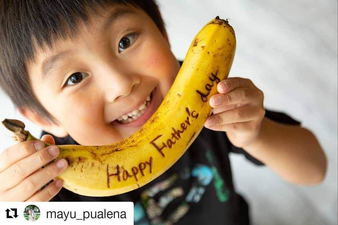 Dole_jp ドール ジャパンのインスタグラム：「先日の父の日のプレゼントにバナペンをご活用頂きました😘💕 . . #Repost @mayu_pualena (@get_repost) ・・・ 父の日ありがとう🍌 家族みんな、パパがだいすき！ いつもありがとう。 ・ 毎朝食べるバナナ。 お酢でできた #バナペン でメッセージ書きました！ ・ バナナをたっぷり使って、 黒糖バナナシフォンケーキを👩🏼‍🍳🍌 @dole_jp のバナナ、とっても甘くて美味しい🍌 長女はバナナをフォークでつぶすお手伝いしてくれました👧 ・ ・ #DoleBananaSmile #PR #バナナ #🍌 #父の日 #fathersday #happyfathersday」