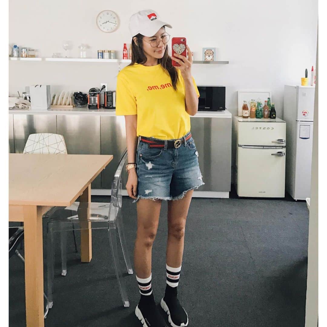 キム・ジュニさんのインスタグラム写真 - (キム・ジュニInstagram)「수십만원의 명품데님팬츠보다 훨씬 더 자주 손이 가는 녀석이에요 #머스트해브데님반바지 이 팬츠가 런칭한지 4년이란 세월이 흘렀는데(사진보시면 2016년 노랑머리시절🤣) 에바주니 제품때부터 어버브 라벨을 달고 까지 주구장창 여름마다 입는 바로 그녀석이에요  민망한 반바지를 입기가 꺼려지는게 나이가 들어선지 아님 요즘 루즈핏이 유행이여서 인지 모르겠지만 이 팬츠만큼 민망한 엉밑살을 가려주면서 다리까지 길어보이는 마법같은 팬츠를 본적이 없어요  앞뒤 언발란스한 기장감은 정말 마법처럼 다리라인을 살려주고 낙낙한 핏감은 엉덩이나 허리를 조이지 않아 툭 하고 걸쳐입는 멋스러운 데님의 느낌을 그대로 보여줍니다  여름에 입는 팬츠이니 만큼 보들보들 시원한 두께감으로 입어보신분들의 극찬이 쏟아지는 녀석이에요  누적판매 8만장을 넘어섰고 예전 후기가 지워졌는데도 불구하고 사이트 후기가 1000건에 가까운  에바주니를, 어버브를 알린 가장 효녀 아이템중에 하나랍니다  사이즈역시 폭넓게 나와서 더욱 인기도 많아요! XS(24-25) S(26-27) M(28-29) L(30-31) XL(32) 정사이즈로 선택하심 되시구요 낙낙한 핏으로 입는 스탈이니 저얼대 한치수 높히시면 많이 큽니다 딱 정사이즈로 입어주세요!  에바주니에 미리보기 열어놨구요 후기도 꼼꼼히 확인해주시구 상세사진과 사이즈스팩도 확인해주세요!  정말정말 여름반바지를 찾으신다면 이만한게 없어요 정말! 워싱감과 멋스럽게 잡힌 주름워싱으로 어떤옷과 매칭해도 너무 찰떡같이 잘 어울리실 꺼에요!  올해 마지막 오픈이니 진짜 절대절대 놓치지 말아주세요! 저 믿어보시고 진짜 꼭 try 해보시길요!! - 내일 오전 11시 오픈입니다🙆🏻‍♀️ 내일 만나요! #어버브」6月24日 20時46分 - evajunie