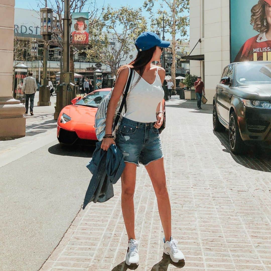 キム・ジュニさんのインスタグラム写真 - (キム・ジュニInstagram)「수십만원의 명품데님팬츠보다 훨씬 더 자주 손이 가는 녀석이에요 #머스트해브데님반바지 이 팬츠가 런칭한지 4년이란 세월이 흘렀는데(사진보시면 2016년 노랑머리시절🤣) 에바주니 제품때부터 어버브 라벨을 달고 까지 주구장창 여름마다 입는 바로 그녀석이에요  민망한 반바지를 입기가 꺼려지는게 나이가 들어선지 아님 요즘 루즈핏이 유행이여서 인지 모르겠지만 이 팬츠만큼 민망한 엉밑살을 가려주면서 다리까지 길어보이는 마법같은 팬츠를 본적이 없어요  앞뒤 언발란스한 기장감은 정말 마법처럼 다리라인을 살려주고 낙낙한 핏감은 엉덩이나 허리를 조이지 않아 툭 하고 걸쳐입는 멋스러운 데님의 느낌을 그대로 보여줍니다  여름에 입는 팬츠이니 만큼 보들보들 시원한 두께감으로 입어보신분들의 극찬이 쏟아지는 녀석이에요  누적판매 8만장을 넘어섰고 예전 후기가 지워졌는데도 불구하고 사이트 후기가 1000건에 가까운  에바주니를, 어버브를 알린 가장 효녀 아이템중에 하나랍니다  사이즈역시 폭넓게 나와서 더욱 인기도 많아요! XS(24-25) S(26-27) M(28-29) L(30-31) XL(32) 정사이즈로 선택하심 되시구요 낙낙한 핏으로 입는 스탈이니 저얼대 한치수 높히시면 많이 큽니다 딱 정사이즈로 입어주세요!  에바주니에 미리보기 열어놨구요 후기도 꼼꼼히 확인해주시구 상세사진과 사이즈스팩도 확인해주세요!  정말정말 여름반바지를 찾으신다면 이만한게 없어요 정말! 워싱감과 멋스럽게 잡힌 주름워싱으로 어떤옷과 매칭해도 너무 찰떡같이 잘 어울리실 꺼에요!  올해 마지막 오픈이니 진짜 절대절대 놓치지 말아주세요! 저 믿어보시고 진짜 꼭 try 해보시길요!! - 내일 오전 11시 오픈입니다🙆🏻‍♀️ 내일 만나요! #어버브」6月24日 20時46分 - evajunie