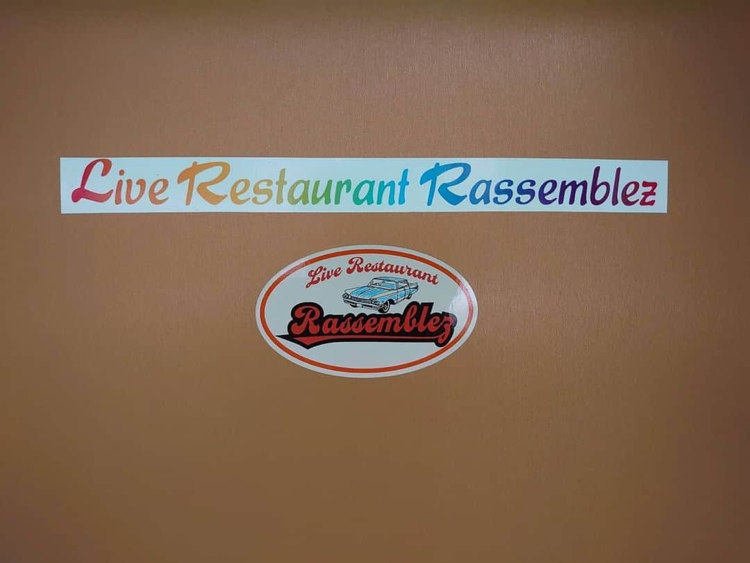 松野行秀さんのインスタグラム写真 - (松野行秀Instagram)「今日は仙台を後に、Toshibo Kitchenのオーナー・阿部敏之さんの本拠地石巻へ向かい、8月に開催予定のToshibo Kitchenさん経営のライブハウス『Live Restaurant Rassemblez』さんの3周年記念ライブに向けて打ち合わせをさせて頂きました。 · · · 『Rassemblez』さんは、昨年12月にクリスマスライブにゲスト出演させて頂きました。 · · · 現在は、完全予約制でバンドさんの練習や少人数の会合等のレンタルスペースとして営業を行っていますが、近日中に有観客ライブを再開する予定です。 · · · 今日は、ガイドラインに従った客席づくりや、音響機器の整備、記念ライブの企画内容等について綿密な打ち合わせをさせて頂きました。 · · · 打ち合わせ終了後は、石巻グランドホテルさんで開催中のビアパーティーで会食・・・ホテルの営業担当の方をご紹介頂き、将来に向けてディナーショーの営業打ち合わせも行わせて頂きました。 · · · お陰様で充実した2泊3日の出張となりました👍 · #石巻市 #ライブ #再開」6月24日 20時48分 - g.matsuno