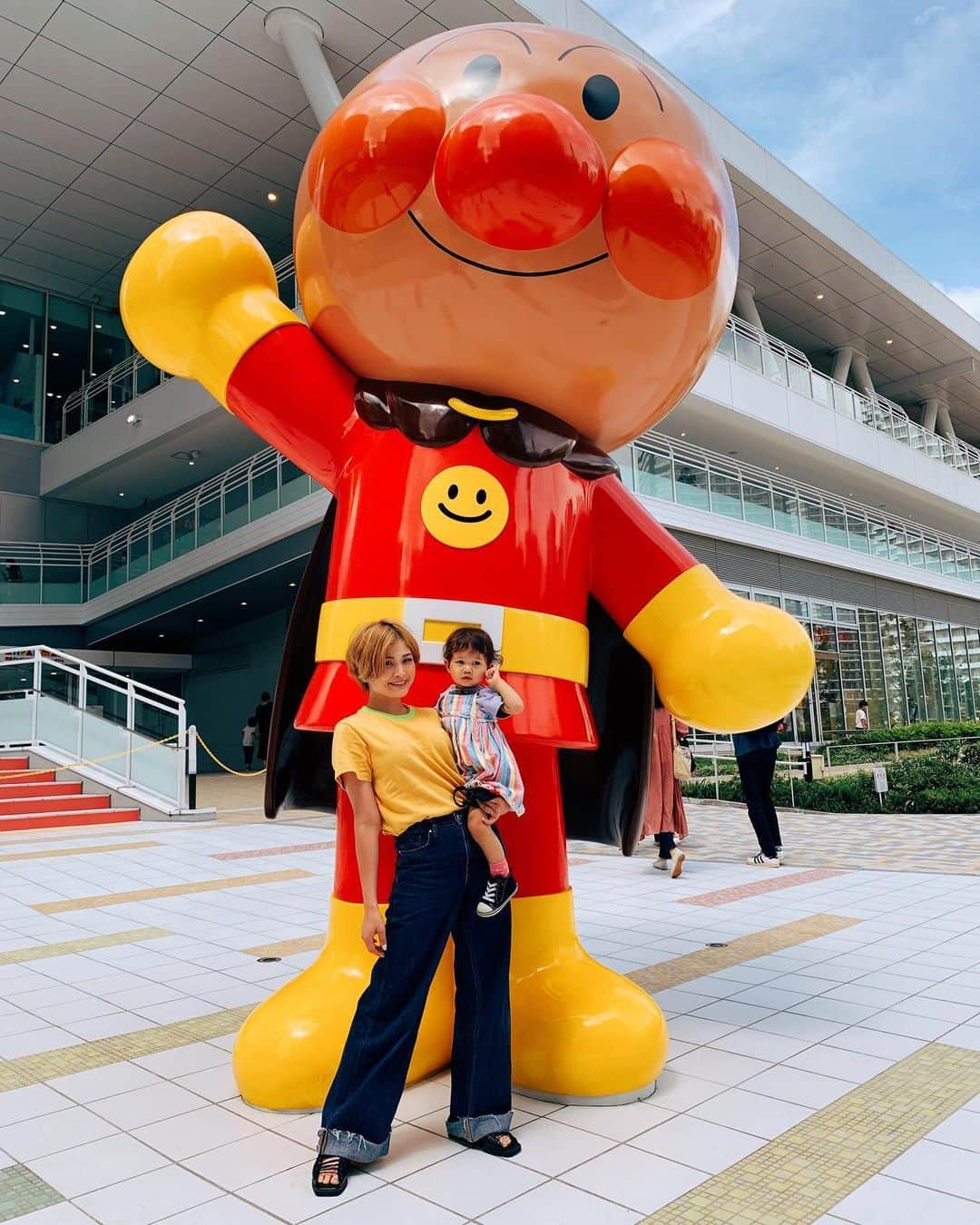 のインスタグラム：「✊🏼🦸🏼‍♂️ANPANMAN🦸🏼‍♂️✊🏼 ヒマリのBirthday記念で初アンパンマンミュージアム！👀楽しんでおりました🧚🏼‍♀️🧚🏼 #lovemyfamily #武末家 #等身大のアンパンマンにビビるひまちゃん」