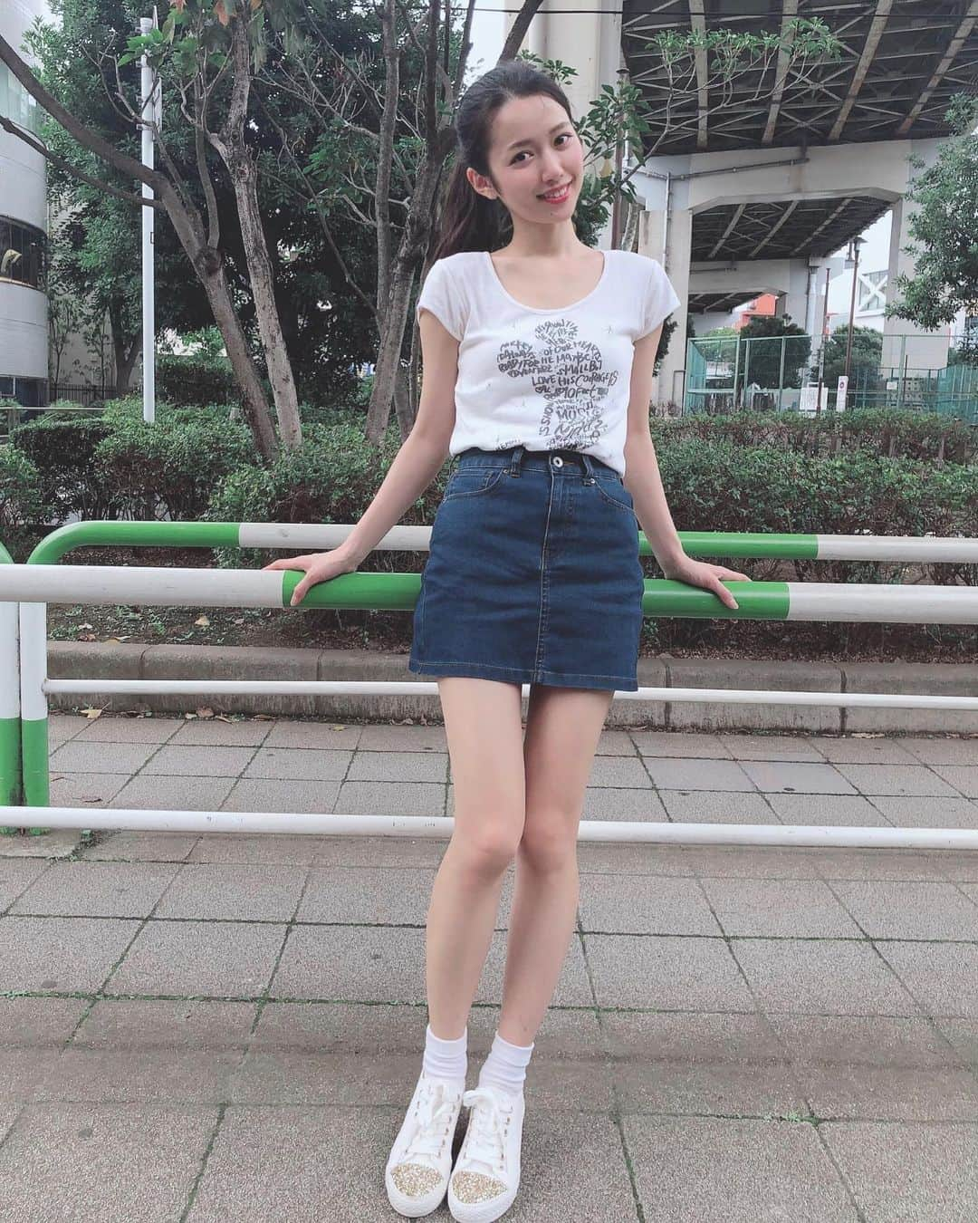 高山璃奈さんのインスタグラム写真 - (高山璃奈Instagram)「やっとＴシャツ１枚でお出かけできる季節🌻﻿ ﻿ 嬉しいなぁ( ´ ▽ ` )﻿ ﻿ ちなみに最近はスニーカーブーム😚﻿ #feliciaclub でゲットした﻿ キラキラのスニーカーが １番お気に入りです❤️﻿ ﻿ スカートは #ユニクロ　﻿ Ｔシャツは父のお土産😝﻿ ﻿ #シンプルコーデ #feliciaclub #フェリシアクラブ #松田聖子 さん #uniqlo #uniqloデニム #スニーカー女子 ﻿#キラキラスニーカー」6月24日 20時49分 - rina__takayama