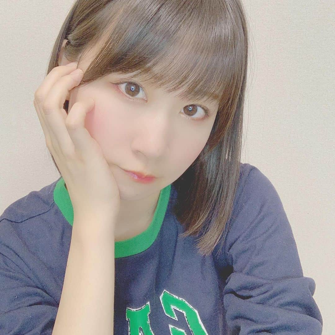 のインスタグラム：「💚💚 . 緑の服ってめずらしくない？☺️ これ中学生のときに着てた服🙋🏻‍♀️笑 ちょっとちょっぴんぴん😕 ちょっぴんぴんって方言？？ .」