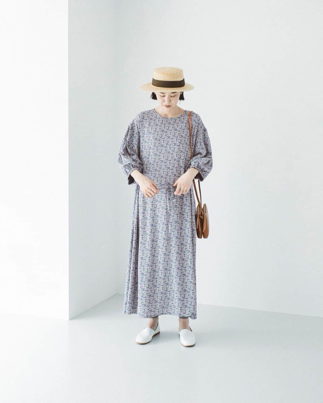 ナチュランさんのインスタグラム写真 - (ナチュランInstagram)「さらりと軽い着ごこちがつづく【 Lintu Laulu 】上品な大人の小花柄シフォンワンピース﻿ ﻿ ナチュランオリジナルブランド「Lintu Laulu」より、繊細に咲き誇る小花柄が上品な新作ワンピースが届きました。さらっと軽いシフォン素材で仕立てた＜ブルー＞＜ブラック＞の2色をご用意。ラフな着心地で普段使いから旅行シーンまで活躍するワンピースの魅力を、着こなしと合わせてご紹介します。﻿ ﻿ ﻿ -----------﻿ ■小花柄プリントバルーンスリーブワンピース﻿ (A・ブラック)[MTO-2A44-1447-A]﻿ (B・ブルー)[MTO-2A44-1447-B]﻿ 汗ばむ夏の季節でもさらりと袖通しのよい、シフォン仕立てのワンピース。﻿ 1枚で様になるロング丈が大人っぽく、腕周りのみ裏地をつけた軽やかな着心地に仕上げています。夏の小物を添えるだけでちょっとしたお出かけスタイルに。﻿ シックでレトロなブラックと、可憐な清涼感あふれるブルーの2色展開でご用意しました。﻿ 今回デザイナーがこだわったのは、フェミニンさをおさえた“大人に似合う小花柄”のレトロな雰囲気のロングドレスに仕上げること。﻿ 横からみたお花を模様に起こしているため、明るい可愛らしさよりも、慎ましく落ち着いた印象を与えます。﻿ ﻿ ﻿ ﻿ ------------------------------﻿ ▶️お買いものは写真内のタグをタップしてくださいね。またはプロフィールからもナチュランへリンクしています。→@natulan_official﻿ ﻿ ▶️写真内のタグは、販売中でも消えている場合がございます。ぜひ、ナチュランの検索窓から、注文番号又は商品名を、検索してみてくださいね。﻿ ﻿ ▶️プロフィール画面では、季節のおすすめ商品や、再入荷情報をご紹介しています。ぜひ、ご覧くださいませ。→@natulan_official﻿ ﻿ ----------- #lifewear #fashion #今日のコーデ #コーディネート #ファッション #ナチュラル #ナチュラン #natulan #日々の暮らし #暮らしを楽しむ #シンプルライフ #シンプルコーデ #大人女子 #大人コーデ #ナチュラルコーデ #小花柄 #ワンピースコーデ #ワンピース #LintuLaulu #リントゥラウル  #natulan_official  @cam_be　@lintu__laulu」6月24日 21時02分 - natulan_official