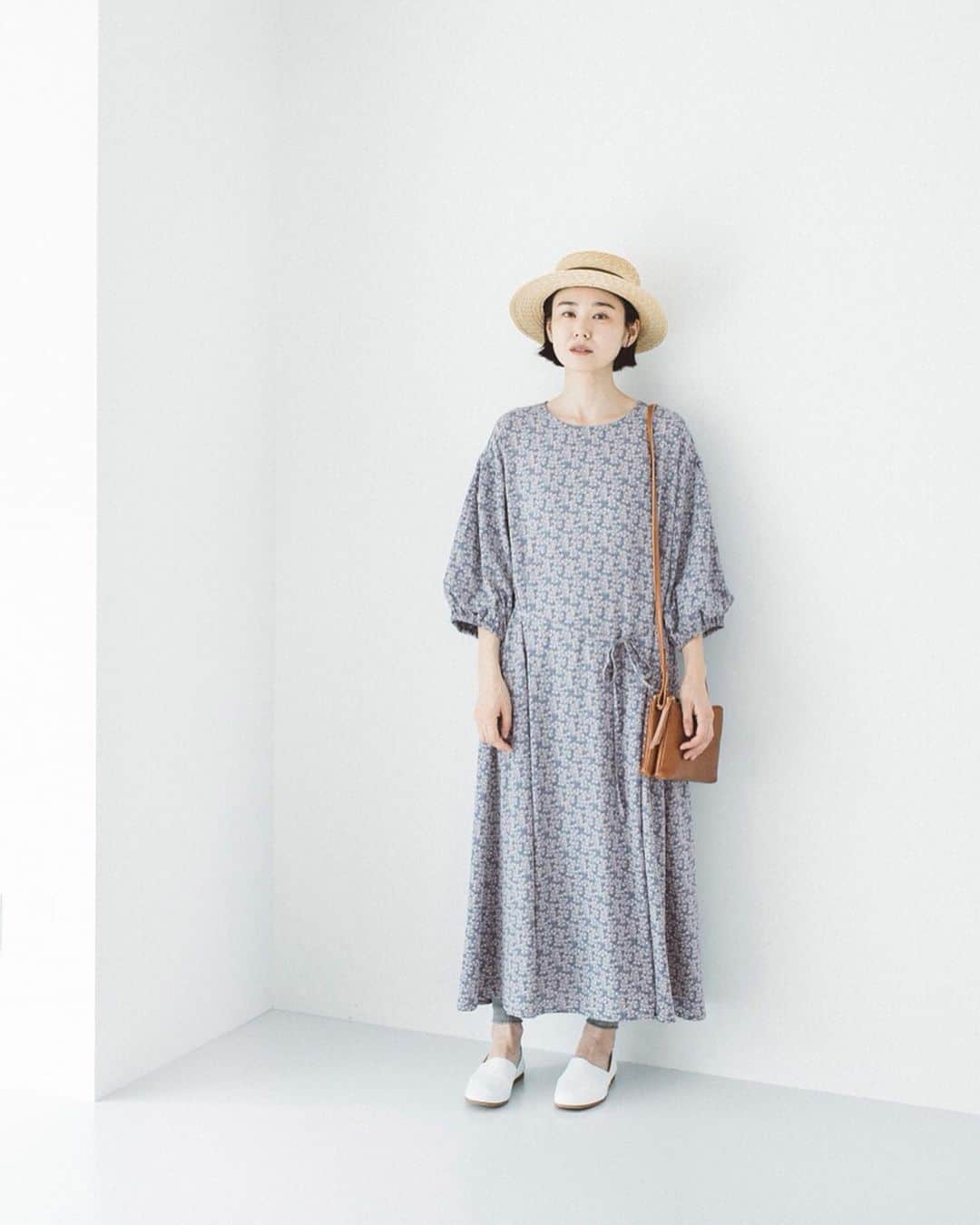 ナチュランさんのインスタグラム写真 - (ナチュランInstagram)「さらりと軽い着ごこちがつづく【 Lintu Laulu 】上品な大人の小花柄シフォンワンピース﻿ ﻿ ナチュランオリジナルブランド「Lintu Laulu」より、繊細に咲き誇る小花柄が上品な新作ワンピースが届きました。さらっと軽いシフォン素材で仕立てた＜ブルー＞＜ブラック＞の2色をご用意。ラフな着心地で普段使いから旅行シーンまで活躍するワンピースの魅力を、着こなしと合わせてご紹介します。﻿ ﻿ ﻿ -----------﻿ ■小花柄プリントバルーンスリーブワンピース﻿ (A・ブラック)[MTO-2A44-1447-A]﻿ (B・ブルー)[MTO-2A44-1447-B]﻿ 汗ばむ夏の季節でもさらりと袖通しのよい、シフォン仕立てのワンピース。﻿ 1枚で様になるロング丈が大人っぽく、腕周りのみ裏地をつけた軽やかな着心地に仕上げています。夏の小物を添えるだけでちょっとしたお出かけスタイルに。﻿ シックでレトロなブラックと、可憐な清涼感あふれるブルーの2色展開でご用意しました。﻿ 今回デザイナーがこだわったのは、フェミニンさをおさえた“大人に似合う小花柄”のレトロな雰囲気のロングドレスに仕上げること。﻿ 横からみたお花を模様に起こしているため、明るい可愛らしさよりも、慎ましく落ち着いた印象を与えます。﻿ ﻿ ﻿ ﻿ ------------------------------﻿ ▶️お買いものは写真内のタグをタップしてくださいね。またはプロフィールからもナチュランへリンクしています。→@natulan_official﻿ ﻿ ▶️写真内のタグは、販売中でも消えている場合がございます。ぜひ、ナチュランの検索窓から、注文番号又は商品名を、検索してみてくださいね。﻿ ﻿ ▶️プロフィール画面では、季節のおすすめ商品や、再入荷情報をご紹介しています。ぜひ、ご覧くださいませ。→@natulan_official﻿ ﻿ ----------- #lifewear #fashion #今日のコーデ #コーディネート #ファッション #ナチュラル #ナチュラン #natulan #日々の暮らし #暮らしを楽しむ #シンプルライフ #シンプルコーデ #大人女子 #大人コーデ #ナチュラルコーデ #小花柄 #ワンピースコーデ #ワンピース #LintuLaulu #リントゥラウル  #natulan_official  @cam_be　@lintu__laulu」6月24日 21時02分 - natulan_official