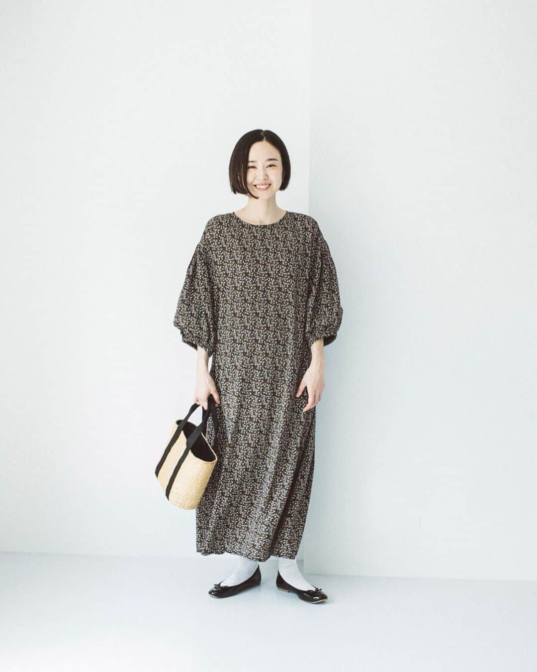 ナチュランさんのインスタグラム写真 - (ナチュランInstagram)「さらりと軽い着ごこちがつづく【 Lintu Laulu 】上品な大人の小花柄シフォンワンピース﻿ ﻿ ナチュランオリジナルブランド「Lintu Laulu」より、繊細に咲き誇る小花柄が上品な新作ワンピースが届きました。さらっと軽いシフォン素材で仕立てた＜ブルー＞＜ブラック＞の2色をご用意。ラフな着心地で普段使いから旅行シーンまで活躍するワンピースの魅力を、着こなしと合わせてご紹介します。﻿ ﻿ ﻿ -----------﻿ ■小花柄プリントバルーンスリーブワンピース﻿ (A・ブラック)[MTO-2A44-1447-A]﻿ (B・ブルー)[MTO-2A44-1447-B]﻿ 汗ばむ夏の季節でもさらりと袖通しのよい、シフォン仕立てのワンピース。﻿ 1枚で様になるロング丈が大人っぽく、腕周りのみ裏地をつけた軽やかな着心地に仕上げています。夏の小物を添えるだけでちょっとしたお出かけスタイルに。﻿ シックでレトロなブラックと、可憐な清涼感あふれるブルーの2色展開でご用意しました。﻿ 今回デザイナーがこだわったのは、フェミニンさをおさえた“大人に似合う小花柄”のレトロな雰囲気のロングドレスに仕上げること。﻿ 横からみたお花を模様に起こしているため、明るい可愛らしさよりも、慎ましく落ち着いた印象を与えます。﻿ ﻿ ﻿ ﻿ ------------------------------﻿ ▶️お買いものは写真内のタグをタップしてくださいね。またはプロフィールからもナチュランへリンクしています。→@natulan_official﻿ ﻿ ▶️写真内のタグは、販売中でも消えている場合がございます。ぜひ、ナチュランの検索窓から、注文番号又は商品名を、検索してみてくださいね。﻿ ﻿ ▶️プロフィール画面では、季節のおすすめ商品や、再入荷情報をご紹介しています。ぜひ、ご覧くださいませ。→@natulan_official﻿ ﻿ ----------- #lifewear #fashion #今日のコーデ #コーディネート #ファッション #ナチュラル #ナチュラン #natulan #日々の暮らし #暮らしを楽しむ #シンプルライフ #シンプルコーデ #大人女子 #大人コーデ #ナチュラルコーデ #小花柄 #ワンピースコーデ #ワンピース #LintuLaulu #リントゥラウル  #natulan_official  @cam_be　@lintu__laulu」6月24日 21時02分 - natulan_official