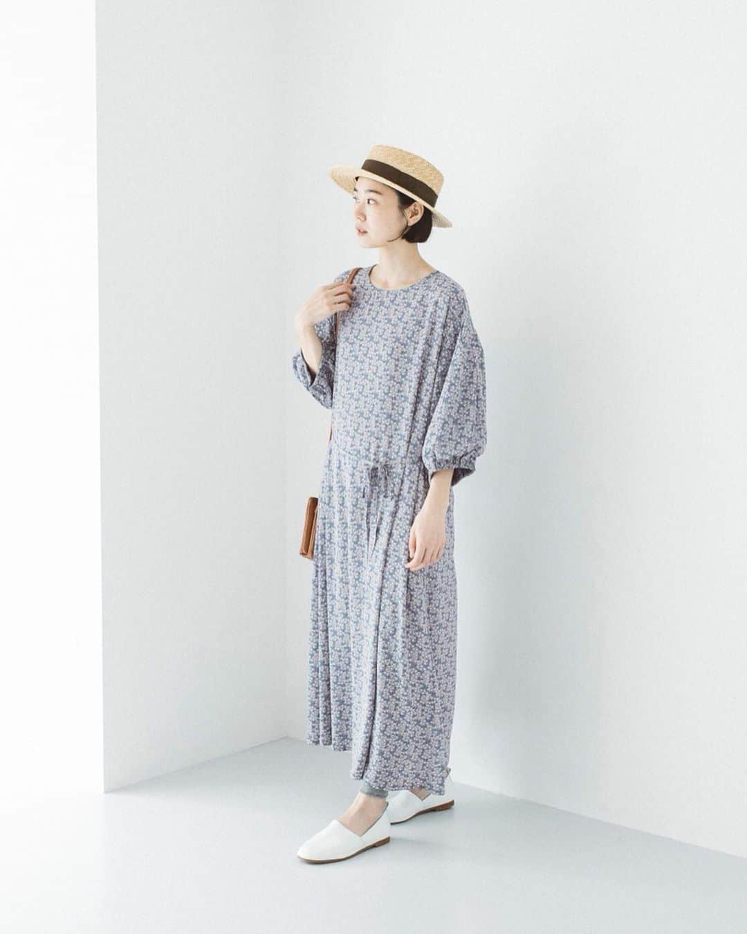 ナチュランさんのインスタグラム写真 - (ナチュランInstagram)「さらりと軽い着ごこちがつづく【 Lintu Laulu 】上品な大人の小花柄シフォンワンピース﻿ ﻿ ナチュランオリジナルブランド「Lintu Laulu」より、繊細に咲き誇る小花柄が上品な新作ワンピースが届きました。さらっと軽いシフォン素材で仕立てた＜ブルー＞＜ブラック＞の2色をご用意。ラフな着心地で普段使いから旅行シーンまで活躍するワンピースの魅力を、着こなしと合わせてご紹介します。﻿ ﻿ ﻿ -----------﻿ ■小花柄プリントバルーンスリーブワンピース﻿ (A・ブラック)[MTO-2A44-1447-A]﻿ (B・ブルー)[MTO-2A44-1447-B]﻿ 汗ばむ夏の季節でもさらりと袖通しのよい、シフォン仕立てのワンピース。﻿ 1枚で様になるロング丈が大人っぽく、腕周りのみ裏地をつけた軽やかな着心地に仕上げています。夏の小物を添えるだけでちょっとしたお出かけスタイルに。﻿ シックでレトロなブラックと、可憐な清涼感あふれるブルーの2色展開でご用意しました。﻿ 今回デザイナーがこだわったのは、フェミニンさをおさえた“大人に似合う小花柄”のレトロな雰囲気のロングドレスに仕上げること。﻿ 横からみたお花を模様に起こしているため、明るい可愛らしさよりも、慎ましく落ち着いた印象を与えます。﻿ ﻿ ﻿ ﻿ ------------------------------﻿ ▶️お買いものは写真内のタグをタップしてくださいね。またはプロフィールからもナチュランへリンクしています。→@natulan_official﻿ ﻿ ▶️写真内のタグは、販売中でも消えている場合がございます。ぜひ、ナチュランの検索窓から、注文番号又は商品名を、検索してみてくださいね。﻿ ﻿ ▶️プロフィール画面では、季節のおすすめ商品や、再入荷情報をご紹介しています。ぜひ、ご覧くださいませ。→@natulan_official﻿ ﻿ ----------- #lifewear #fashion #今日のコーデ #コーディネート #ファッション #ナチュラル #ナチュラン #natulan #日々の暮らし #暮らしを楽しむ #シンプルライフ #シンプルコーデ #大人女子 #大人コーデ #ナチュラルコーデ #小花柄 #ワンピースコーデ #ワンピース #LintuLaulu #リントゥラウル  #natulan_official  @cam_be　@lintu__laulu」6月24日 21時02分 - natulan_official