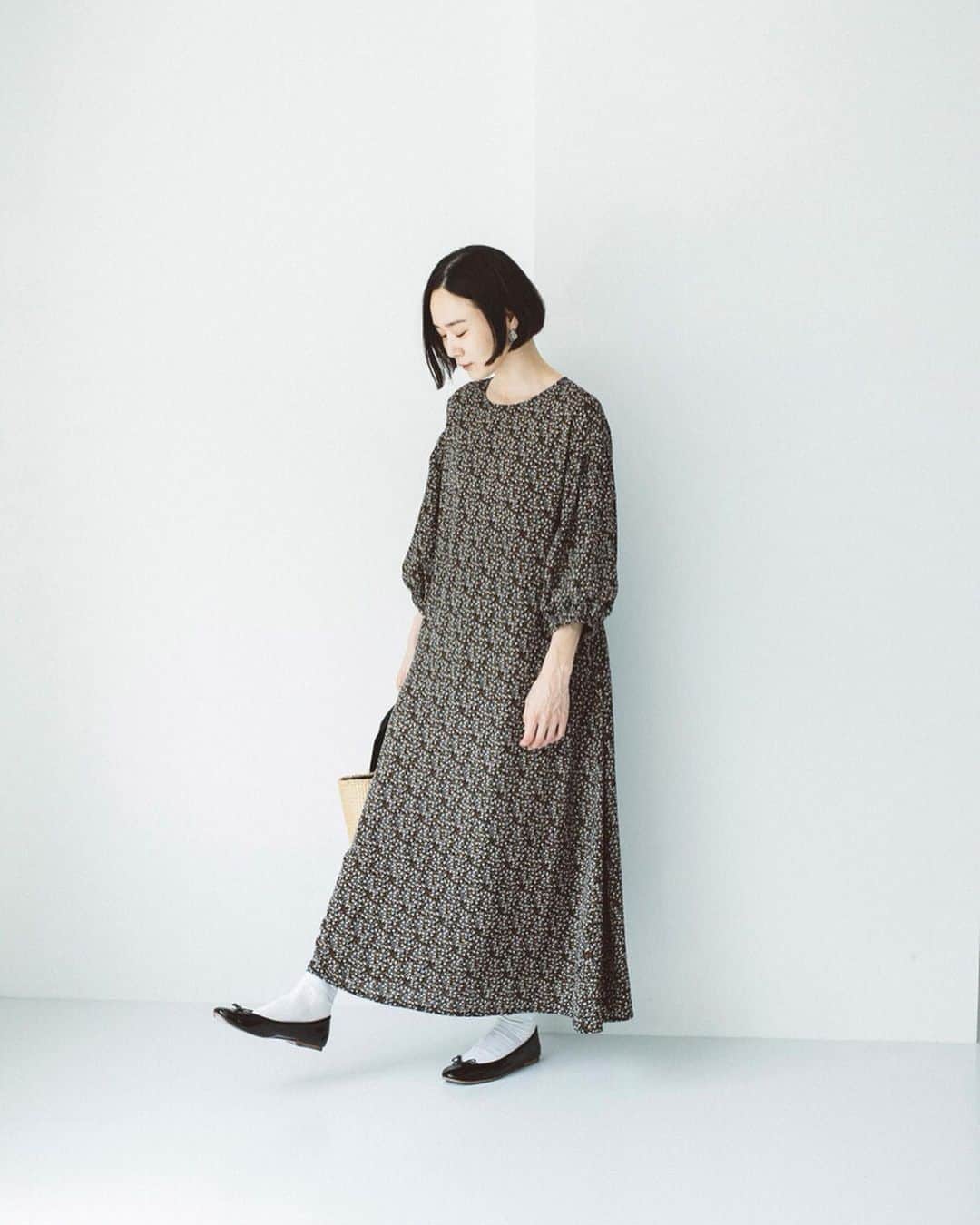 ナチュランさんのインスタグラム写真 - (ナチュランInstagram)「さらりと軽い着ごこちがつづく【 Lintu Laulu 】上品な大人の小花柄シフォンワンピース﻿ ﻿ ナチュランオリジナルブランド「Lintu Laulu」より、繊細に咲き誇る小花柄が上品な新作ワンピースが届きました。さらっと軽いシフォン素材で仕立てた＜ブルー＞＜ブラック＞の2色をご用意。ラフな着心地で普段使いから旅行シーンまで活躍するワンピースの魅力を、着こなしと合わせてご紹介します。﻿ ﻿ ﻿ -----------﻿ ■小花柄プリントバルーンスリーブワンピース﻿ (A・ブラック)[MTO-2A44-1447-A]﻿ (B・ブルー)[MTO-2A44-1447-B]﻿ 汗ばむ夏の季節でもさらりと袖通しのよい、シフォン仕立てのワンピース。﻿ 1枚で様になるロング丈が大人っぽく、腕周りのみ裏地をつけた軽やかな着心地に仕上げています。夏の小物を添えるだけでちょっとしたお出かけスタイルに。﻿ シックでレトロなブラックと、可憐な清涼感あふれるブルーの2色展開でご用意しました。﻿ 今回デザイナーがこだわったのは、フェミニンさをおさえた“大人に似合う小花柄”のレトロな雰囲気のロングドレスに仕上げること。﻿ 横からみたお花を模様に起こしているため、明るい可愛らしさよりも、慎ましく落ち着いた印象を与えます。﻿ ﻿ ﻿ ﻿ ------------------------------﻿ ▶️お買いものは写真内のタグをタップしてくださいね。またはプロフィールからもナチュランへリンクしています。→@natulan_official﻿ ﻿ ▶️写真内のタグは、販売中でも消えている場合がございます。ぜひ、ナチュランの検索窓から、注文番号又は商品名を、検索してみてくださいね。﻿ ﻿ ▶️プロフィール画面では、季節のおすすめ商品や、再入荷情報をご紹介しています。ぜひ、ご覧くださいませ。→@natulan_official﻿ ﻿ ----------- #lifewear #fashion #今日のコーデ #コーディネート #ファッション #ナチュラル #ナチュラン #natulan #日々の暮らし #暮らしを楽しむ #シンプルライフ #シンプルコーデ #大人女子 #大人コーデ #ナチュラルコーデ #小花柄 #ワンピースコーデ #ワンピース #LintuLaulu #リントゥラウル  #natulan_official  @cam_be　@lintu__laulu」6月24日 21時02分 - natulan_official