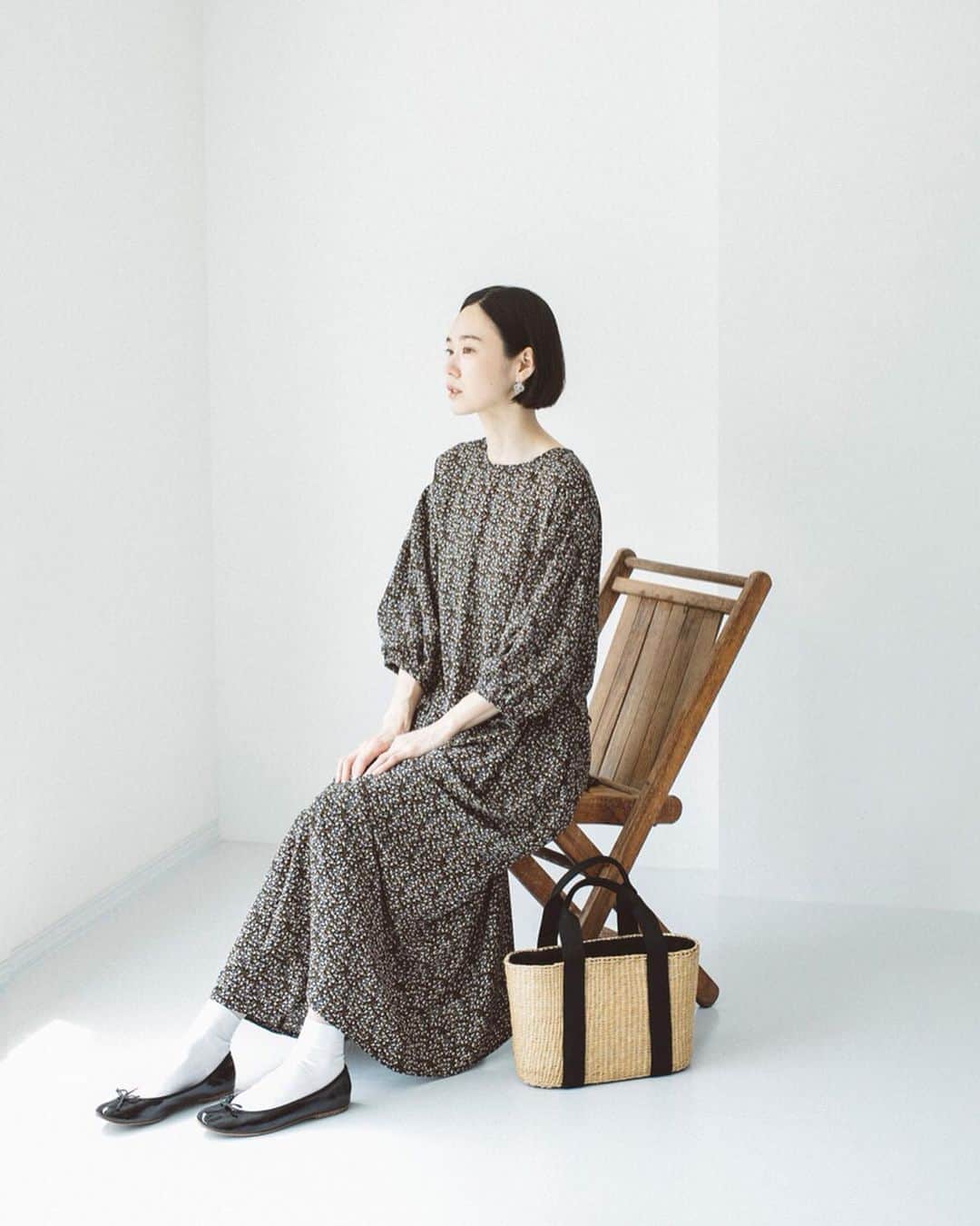 ナチュランさんのインスタグラム写真 - (ナチュランInstagram)「さらりと軽い着ごこちがつづく【 Lintu Laulu 】上品な大人の小花柄シフォンワンピース﻿ ﻿ ナチュランオリジナルブランド「Lintu Laulu」より、繊細に咲き誇る小花柄が上品な新作ワンピースが届きました。さらっと軽いシフォン素材で仕立てた＜ブルー＞＜ブラック＞の2色をご用意。ラフな着心地で普段使いから旅行シーンまで活躍するワンピースの魅力を、着こなしと合わせてご紹介します。﻿ ﻿ ﻿ -----------﻿ ■小花柄プリントバルーンスリーブワンピース﻿ (A・ブラック)[MTO-2A44-1447-A]﻿ (B・ブルー)[MTO-2A44-1447-B]﻿ 汗ばむ夏の季節でもさらりと袖通しのよい、シフォン仕立てのワンピース。﻿ 1枚で様になるロング丈が大人っぽく、腕周りのみ裏地をつけた軽やかな着心地に仕上げています。夏の小物を添えるだけでちょっとしたお出かけスタイルに。﻿ シックでレトロなブラックと、可憐な清涼感あふれるブルーの2色展開でご用意しました。﻿ 今回デザイナーがこだわったのは、フェミニンさをおさえた“大人に似合う小花柄”のレトロな雰囲気のロングドレスに仕上げること。﻿ 横からみたお花を模様に起こしているため、明るい可愛らしさよりも、慎ましく落ち着いた印象を与えます。﻿ ﻿ ﻿ ﻿ ------------------------------﻿ ▶️お買いものは写真内のタグをタップしてくださいね。またはプロフィールからもナチュランへリンクしています。→@natulan_official﻿ ﻿ ▶️写真内のタグは、販売中でも消えている場合がございます。ぜひ、ナチュランの検索窓から、注文番号又は商品名を、検索してみてくださいね。﻿ ﻿ ▶️プロフィール画面では、季節のおすすめ商品や、再入荷情報をご紹介しています。ぜひ、ご覧くださいませ。→@natulan_official﻿ ﻿ ----------- #lifewear #fashion #今日のコーデ #コーディネート #ファッション #ナチュラル #ナチュラン #natulan #日々の暮らし #暮らしを楽しむ #シンプルライフ #シンプルコーデ #大人女子 #大人コーデ #ナチュラルコーデ #小花柄 #ワンピースコーデ #ワンピース #LintuLaulu #リントゥラウル  #natulan_official  @cam_be　@lintu__laulu」6月24日 21時02分 - natulan_official