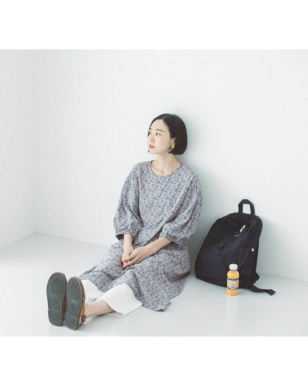 ナチュランさんのインスタグラム写真 - (ナチュランInstagram)「さらりと軽い着ごこちがつづく【 Lintu Laulu 】上品な大人の小花柄シフォンワンピース﻿ ﻿ ナチュランオリジナルブランド「Lintu Laulu」より、繊細に咲き誇る小花柄が上品な新作ワンピースが届きました。さらっと軽いシフォン素材で仕立てた＜ブルー＞＜ブラック＞の2色をご用意。ラフな着心地で普段使いから旅行シーンまで活躍するワンピースの魅力を、着こなしと合わせてご紹介します。﻿ ﻿ ﻿ -----------﻿ ■小花柄プリントバルーンスリーブワンピース﻿ (A・ブラック)[MTO-2A44-1447-A]﻿ (B・ブルー)[MTO-2A44-1447-B]﻿ 汗ばむ夏の季節でもさらりと袖通しのよい、シフォン仕立てのワンピース。﻿ 1枚で様になるロング丈が大人っぽく、腕周りのみ裏地をつけた軽やかな着心地に仕上げています。夏の小物を添えるだけでちょっとしたお出かけスタイルに。﻿ シックでレトロなブラックと、可憐な清涼感あふれるブルーの2色展開でご用意しました。﻿ 今回デザイナーがこだわったのは、フェミニンさをおさえた“大人に似合う小花柄”のレトロな雰囲気のロングドレスに仕上げること。﻿ 横からみたお花を模様に起こしているため、明るい可愛らしさよりも、慎ましく落ち着いた印象を与えます。﻿ ﻿ ﻿ ﻿ ------------------------------﻿ ▶️お買いものは写真内のタグをタップしてくださいね。またはプロフィールからもナチュランへリンクしています。→@natulan_official﻿ ﻿ ▶️写真内のタグは、販売中でも消えている場合がございます。ぜひ、ナチュランの検索窓から、注文番号又は商品名を、検索してみてくださいね。﻿ ﻿ ▶️プロフィール画面では、季節のおすすめ商品や、再入荷情報をご紹介しています。ぜひ、ご覧くださいませ。→@natulan_official﻿ ﻿ ----------- #lifewear #fashion #今日のコーデ #コーディネート #ファッション #ナチュラル #ナチュラン #natulan #日々の暮らし #暮らしを楽しむ #シンプルライフ #シンプルコーデ #大人女子 #大人コーデ #ナチュラルコーデ #小花柄 #ワンピースコーデ #ワンピース #LintuLaulu #リントゥラウル  #natulan_official  @cam_be　@lintu__laulu」6月24日 21時02分 - natulan_official