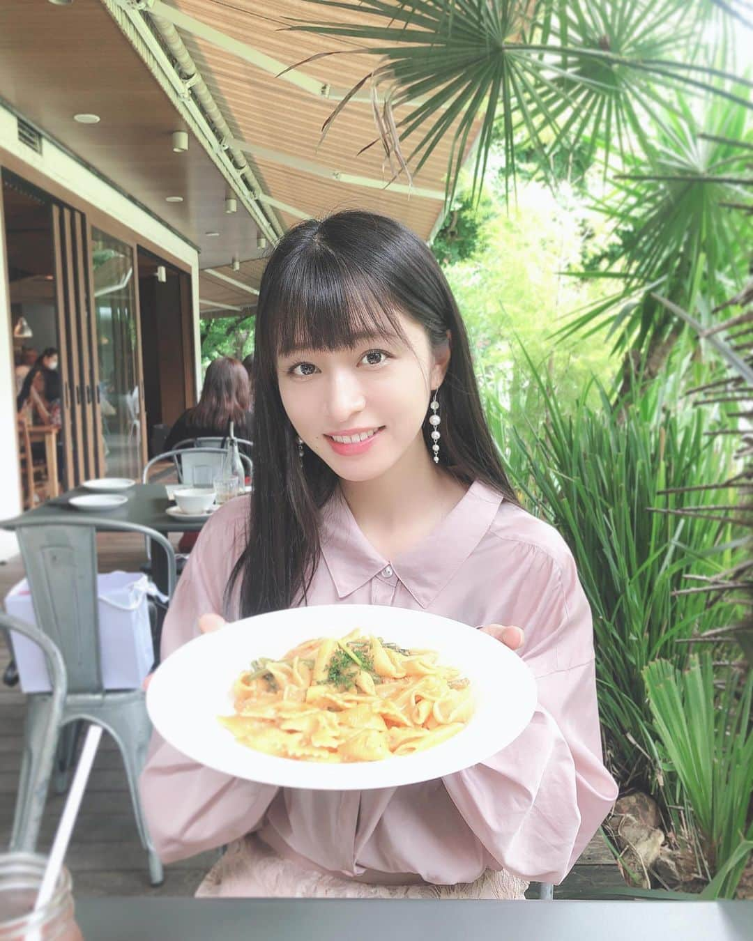 四島早紀さんのインスタグラム写真 - (四島早紀Instagram)「🌴テラス席〜〜〜🍃 . ショートパスタ🍅🍝 美味しかった〜〜♡ . 自分で作るパスタのソース 作るの難しくありません？😭☁️ お店で食べる美味しいパスタみたいに 上手に作れるようになりたいな☺️ . . #東京カフェ #自粛明け #都内カフェ #南青山 #南青山カフェ #royalgardencafe  #ロイヤルガーデンカフェ #テラス席 #Followme #フォロワー増やしたい #パスタ #pasta #🍝 #紅茶 #tea」6月24日 21時02分 - saki_shishima