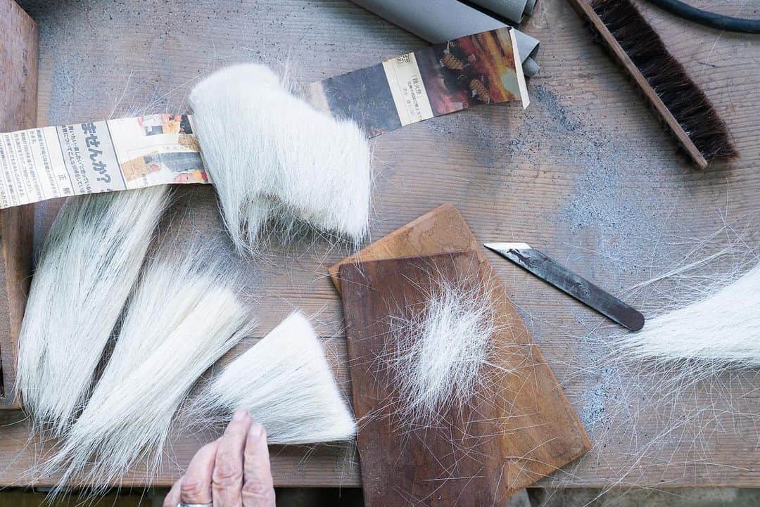 Japanese Craft Mediaさんのインスタグラム写真 - (Japanese Craft MediaInstagram)「“KOYOUMOU” is old goat wool what have been over 50 years since it was cut. In this factory, craftspeople is making brushes by using a lot of kinds animals hairs. KOYOUMOU is one of them. “ You can use the brush of KOYOUMOU for over 50 years.” Mr. Tsubokawa told me proudly.  JapanMade collaborated with @mazda_jp to make this content.  #japanmade_co #japanmade #madeinjapan #brushpen #japanesecrafts #japanstyle #japanculture #japantravel #japan_of_insta #hiroshima #古羊毛 #japan」6月24日 21時02分 - japan___made