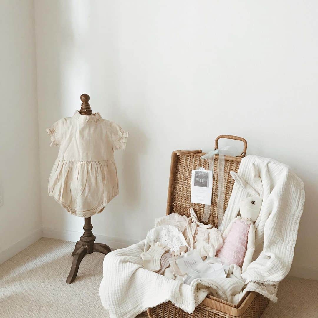 yuiのインスタグラム：「lovely gift from @select_rikota  kids & babyのセレクトショップしてるお友達からのお祝い♡ さすがのセレクトで、どれもこれもかわいすぎる♡ 私より明らかに衣装持ちなむすめです🎀😅」