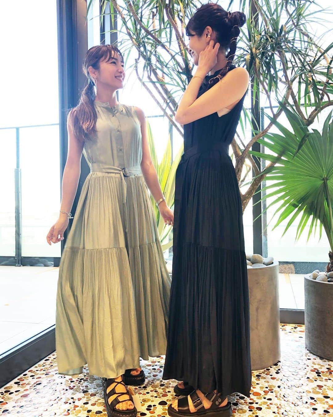のインスタグラム：「Twinning. ;p﻿ #samestyle #twinning #summerdress #stunninglure #newopen #newomanyokohama #yokohama ﻿ ・﻿ ・﻿ ・﻿ ﻿ セールで即完売したワンピもまだあったよ♥︎ ﻿ ﻿ ゆうきはミントグリーン。﻿ ﻿ 私はネイビー。﻿ ﻿ ・﻿ ・﻿ ・﻿ #スタニングルアー  #双子コーデ  こんなに #身長差 は無いはず笑」