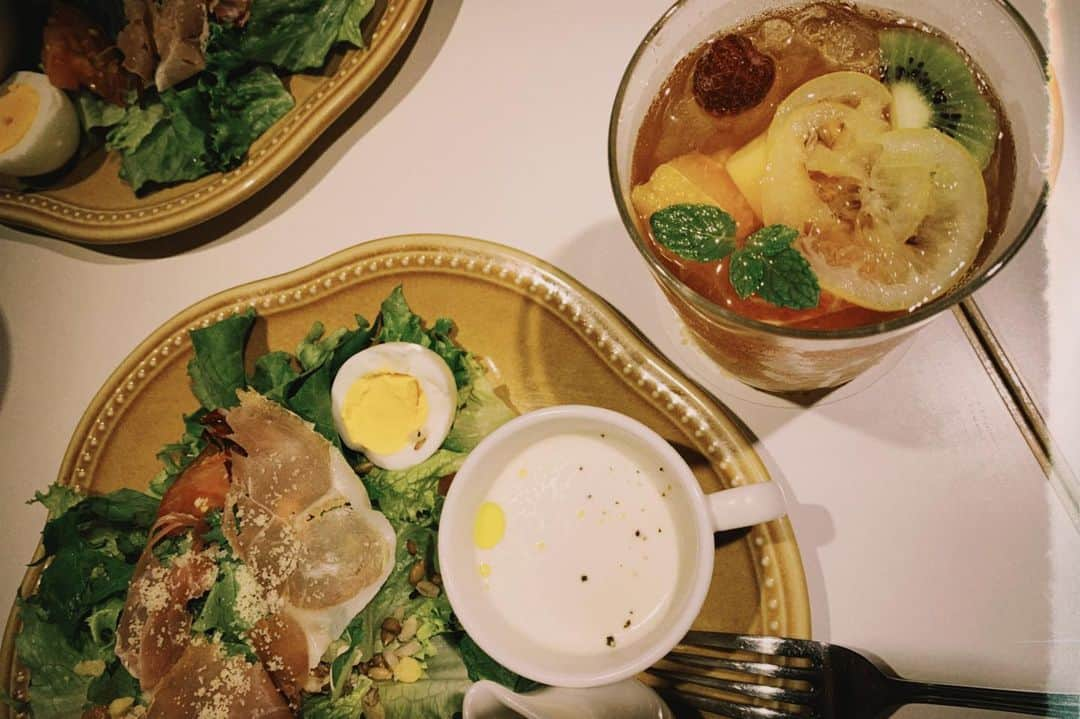 梶川愛美さんのインスタグラム写真 - (梶川愛美Instagram)「📸🥗🥭 ・ ・ ・ #lunchtime #salad #saladplate  #filmcamera #filmphotography  #hungryhungry #yummyfood  #fruittea #followme #konnichiwa」6月24日 20時56分 - kajikawa_manami