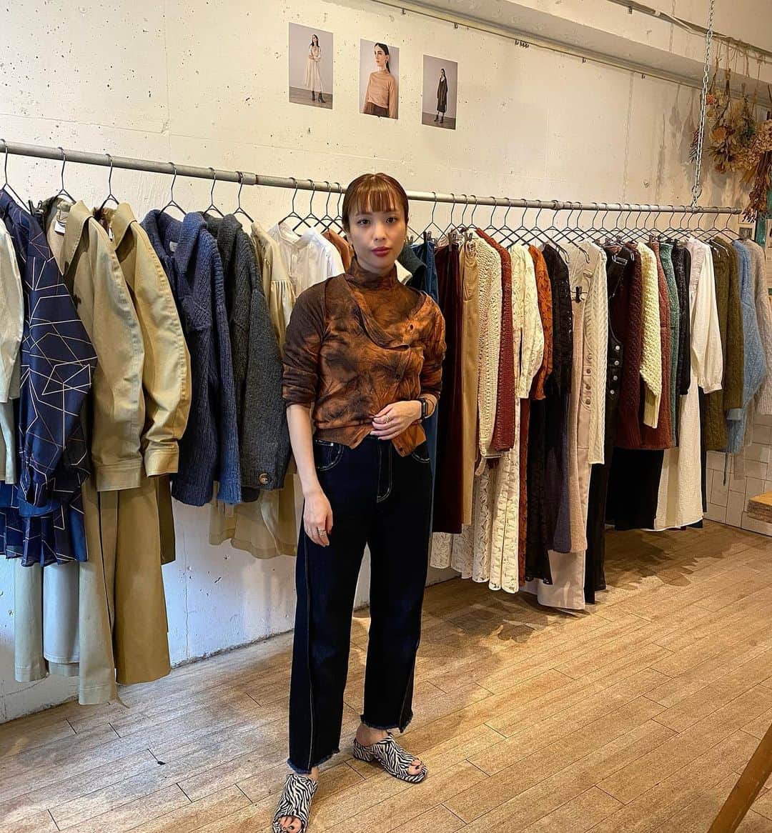 高橋有紀のインスタグラム：「@jemma.atelier とのコラボ服展示会でした❤︎ ネットオーダー、予約受注は29日の24時までになります！ 今回透けアンサンブルニット5色展開、ニットワンピ2色展開コラボさせてもらいました！ アンサンブルは一枚で着てもかわいい（2枚目です）し、重ねて使う時は、一番上のボタンわ外してちょっと肩を落として着てもらうとかわいいです！（三枚目） 別々で他の物に合わせたり、色んなコーディネートしてもらえたらと思います！スカートと合わせてもかわいいです🙆‍♀️ 四枚のニットワンピ！！！ これは幅広い年代の方に人気でした！とにかく一枚でおしゃれに可愛く着てもらえて、柔らかく肌触りも気持ちよく作ってもらってます！ そして体型や身長問わず使ってもらえるようになってます（IGTVに少しの期間残しているので、細かい説明見てみてください🙏） オーダーはブランドのURLから受注できます！ 関係者の方で来れなかった方でオーダー希望の方はご連絡ください！ #jemma_yuki」