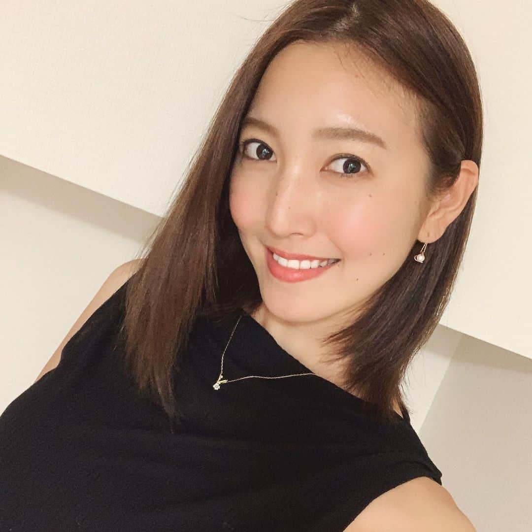 小澤陽子さんのインスタグラム写真 - (小澤陽子Instagram)「𝚒𝚗 𝚙𝚛𝚒𝚟𝚊𝚝𝚎❁  厄介すぎる、髪事情🤦🏼‍♀️💬 . . そういえば先日、 髪が生き返りました…！😇 とぅるんっとぅるん。。🥺🥺✨ . . 私の髪トラブルは…⚡️ ①毛量が多い ②一本一本が剛毛 ③広がりやすい ④癖っ毛 ⑤黄色に抜けやすい  昔からクセっ毛がひどくて、 実は私、梅雨前に〝年に一度だけ〟 ストレートパーマをかけるんです☔️. . なので、美容院を控えていた期間、 プリン(染めている部分が伸びて黒い髪が出てきてしまうこと)もさることながら🍮、湿気に負けてこの剛毛が広がることのほうが大変だったのです。。 最近報道で取材に出る際は、自分で髪を扱っているので、苦労しました…  でももう大丈夫！ しっかり栄養も入れてもらって、復活💪🏻. . 改めて、美容師さん・ヘアメイクさん、 いつも私の髪を鎮めてくださって、 ありがとうございます💇🏼‍♀️ . . 前髪を切る衝動を抑え、 センター分けチックにしました🥺. .  #でこっぱち期間 #センター分けチック #とぅるんとぅるん #ただちょっと明るくなってしまった #剛毛さん #ストレートパーマ #厄介な髪事情 #やっぱりどうしても右腕には髪ゴム」6月24日 20時58分 - yoko.ozawa729