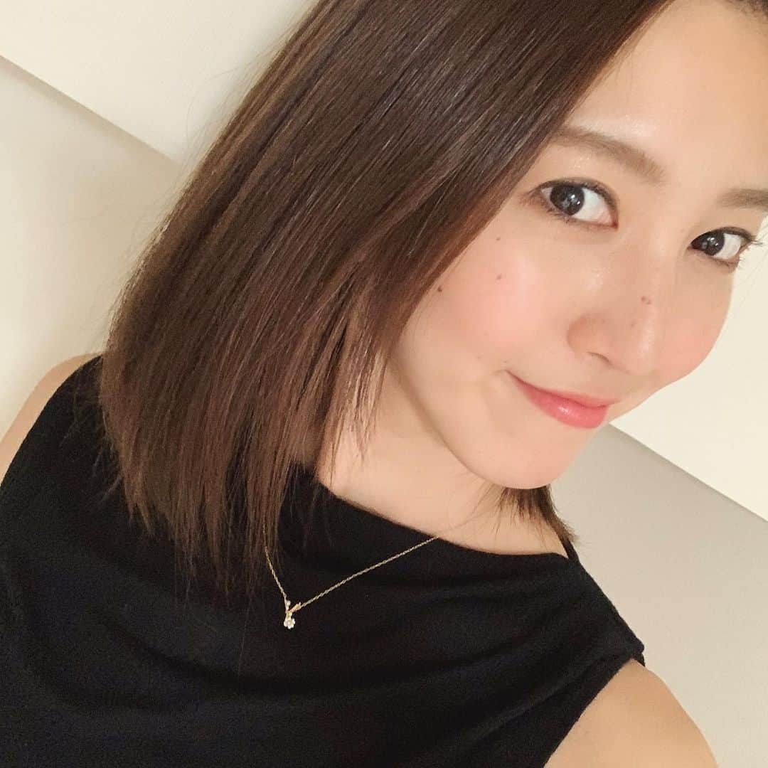 小澤陽子さんのインスタグラム写真 - (小澤陽子Instagram)「𝚒𝚗 𝚙𝚛𝚒𝚟𝚊𝚝𝚎❁  厄介すぎる、髪事情🤦🏼‍♀️💬 . . そういえば先日、 髪が生き返りました…！😇 とぅるんっとぅるん。。🥺🥺✨ . . 私の髪トラブルは…⚡️ ①毛量が多い ②一本一本が剛毛 ③広がりやすい ④癖っ毛 ⑤黄色に抜けやすい  昔からクセっ毛がひどくて、 実は私、梅雨前に〝年に一度だけ〟 ストレートパーマをかけるんです☔️. . なので、美容院を控えていた期間、 プリン(染めている部分が伸びて黒い髪が出てきてしまうこと)もさることながら🍮、湿気に負けてこの剛毛が広がることのほうが大変だったのです。。 最近報道で取材に出る際は、自分で髪を扱っているので、苦労しました…  でももう大丈夫！ しっかり栄養も入れてもらって、復活💪🏻. . 改めて、美容師さん・ヘアメイクさん、 いつも私の髪を鎮めてくださって、 ありがとうございます💇🏼‍♀️ . . 前髪を切る衝動を抑え、 センター分けチックにしました🥺. .  #でこっぱち期間 #センター分けチック #とぅるんとぅるん #ただちょっと明るくなってしまった #剛毛さん #ストレートパーマ #厄介な髪事情 #やっぱりどうしても右腕には髪ゴム」6月24日 20時58分 - yoko.ozawa729