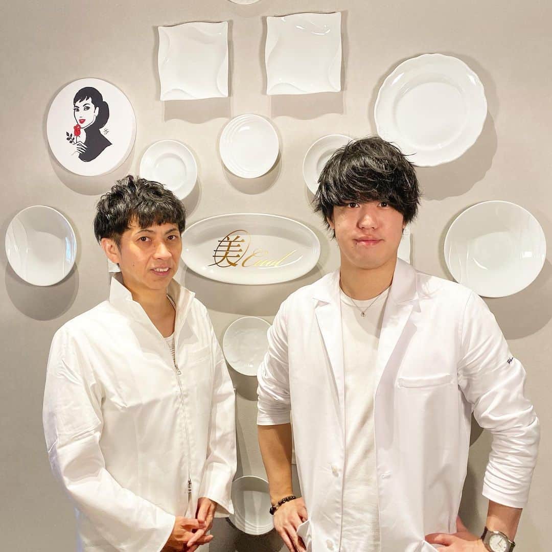 美容整体師川島さん。のインスタグラム：「名古屋、東京などに4店舗経営する 小顔王子の中井先生🤴 @kogao_ouji . 新店舗の表参道店も めちゃおしゃれでした🎉 . おめでとうございます！ . #川島悠希 #小顔 #整体 #マッサージ #バストアップ」