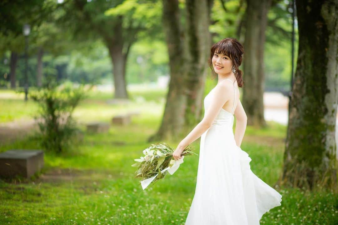 浅井麻里さんのインスタグラム写真 - (浅井麻里Instagram)「☘☘☘﻿ ﻿ Wedding model photo 3枚💐﻿ ﻿ ﻿ 〝ソロで自由にポージングして〟って﻿ カメラマンさんに言ってもらった時、﻿ くるくる回ったり、ふわっと動いてみたり、﻿ ドレスで遊ばせてもらうの楽しい🎵👗﻿ ﻿ 何か優雅な曲か軽快な曲を頭の中に流しながら﻿ 写真スライドして見てね⏩😋（笑）﻿ ﻿ ﻿ クレール仙台ロケ撮影データシリーズ💐﻿ ﻿ @claire.sendai﻿ 📸@ken1_photography﻿ ﻿ ﻿ #クレール仙台サロン#claire#クレールブライダルスタジオ#仙台#洋装前撮り#Dressy花嫁#プラコレ#ウェディングドレス#weddingmodel#weddingphoto#wedding_mari」6月24日 21時00分 - mari_asai_625