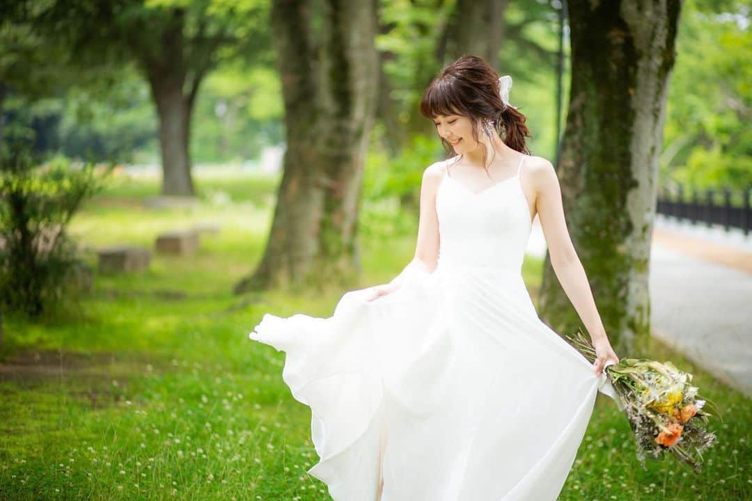 浅井麻里さんのインスタグラム写真 - (浅井麻里Instagram)「☘☘☘﻿ ﻿ Wedding model photo 3枚💐﻿ ﻿ ﻿ 〝ソロで自由にポージングして〟って﻿ カメラマンさんに言ってもらった時、﻿ くるくる回ったり、ふわっと動いてみたり、﻿ ドレスで遊ばせてもらうの楽しい🎵👗﻿ ﻿ 何か優雅な曲か軽快な曲を頭の中に流しながら﻿ 写真スライドして見てね⏩😋（笑）﻿ ﻿ ﻿ クレール仙台ロケ撮影データシリーズ💐﻿ ﻿ @claire.sendai﻿ 📸@ken1_photography﻿ ﻿ ﻿ #クレール仙台サロン#claire#クレールブライダルスタジオ#仙台#洋装前撮り#Dressy花嫁#プラコレ#ウェディングドレス#weddingmodel#weddingphoto#wedding_mari」6月24日 21時00分 - mari_asai_625