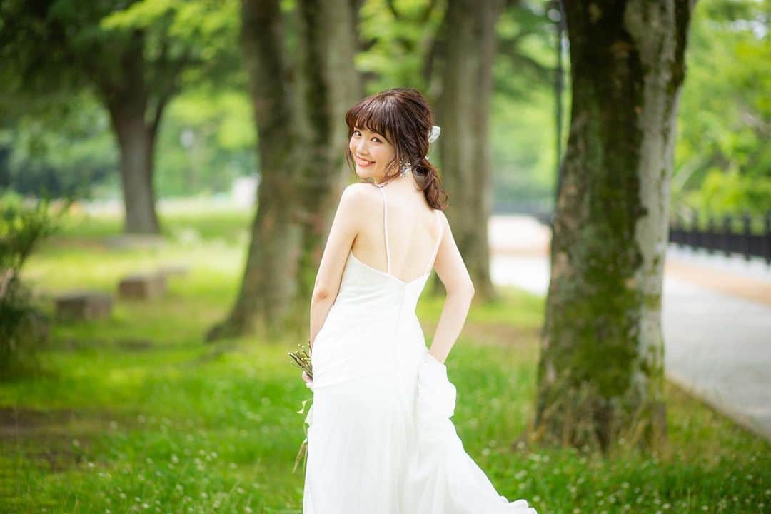 浅井麻里さんのインスタグラム写真 - (浅井麻里Instagram)「☘☘☘﻿ ﻿ Wedding model photo 3枚💐﻿ ﻿ ﻿ 〝ソロで自由にポージングして〟って﻿ カメラマンさんに言ってもらった時、﻿ くるくる回ったり、ふわっと動いてみたり、﻿ ドレスで遊ばせてもらうの楽しい🎵👗﻿ ﻿ 何か優雅な曲か軽快な曲を頭の中に流しながら﻿ 写真スライドして見てね⏩😋（笑）﻿ ﻿ ﻿ クレール仙台ロケ撮影データシリーズ💐﻿ ﻿ @claire.sendai﻿ 📸@ken1_photography﻿ ﻿ ﻿ #クレール仙台サロン#claire#クレールブライダルスタジオ#仙台#洋装前撮り#Dressy花嫁#プラコレ#ウェディングドレス#weddingmodel#weddingphoto#wedding_mari」6月24日 21時00分 - mari_asai_625