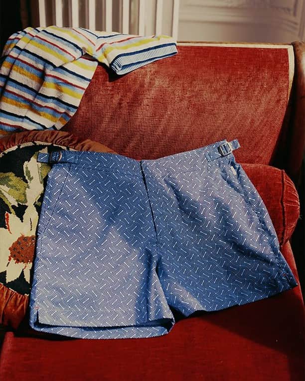 MR PORTERのインスタグラム：「If you’re heading anywhere with a beach or pool this summer, swimwear will be the uniform for the better part of your break. For splash-worthy swimwear, including this rather smart @orlebarbrown pair, tap the link in bio 🏊」