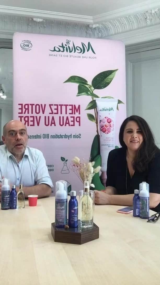 Melvita Officialのインスタグラム：「Notre expert beauté Didier Thevenin vous retrouve pour un LIVE inédit: conseils, explications et réponses à vos questions nous vous proposons de revivre ce moment en replay IGTV.  Les sujets abordés : - J’allège ma routine, je vais à l’essentiel ✅ - Je détoxifie ma peau, je sèvre ma peau de toutes les molécules 🌿 - J’adopte une routine légère pour mettre ma peau en vacances☀️ #melvitafamily #biodepuistoujours #beautebioersaine #mettezvotrepeauauvert #cosmebio #cleanbeauty #madeinfrance」
