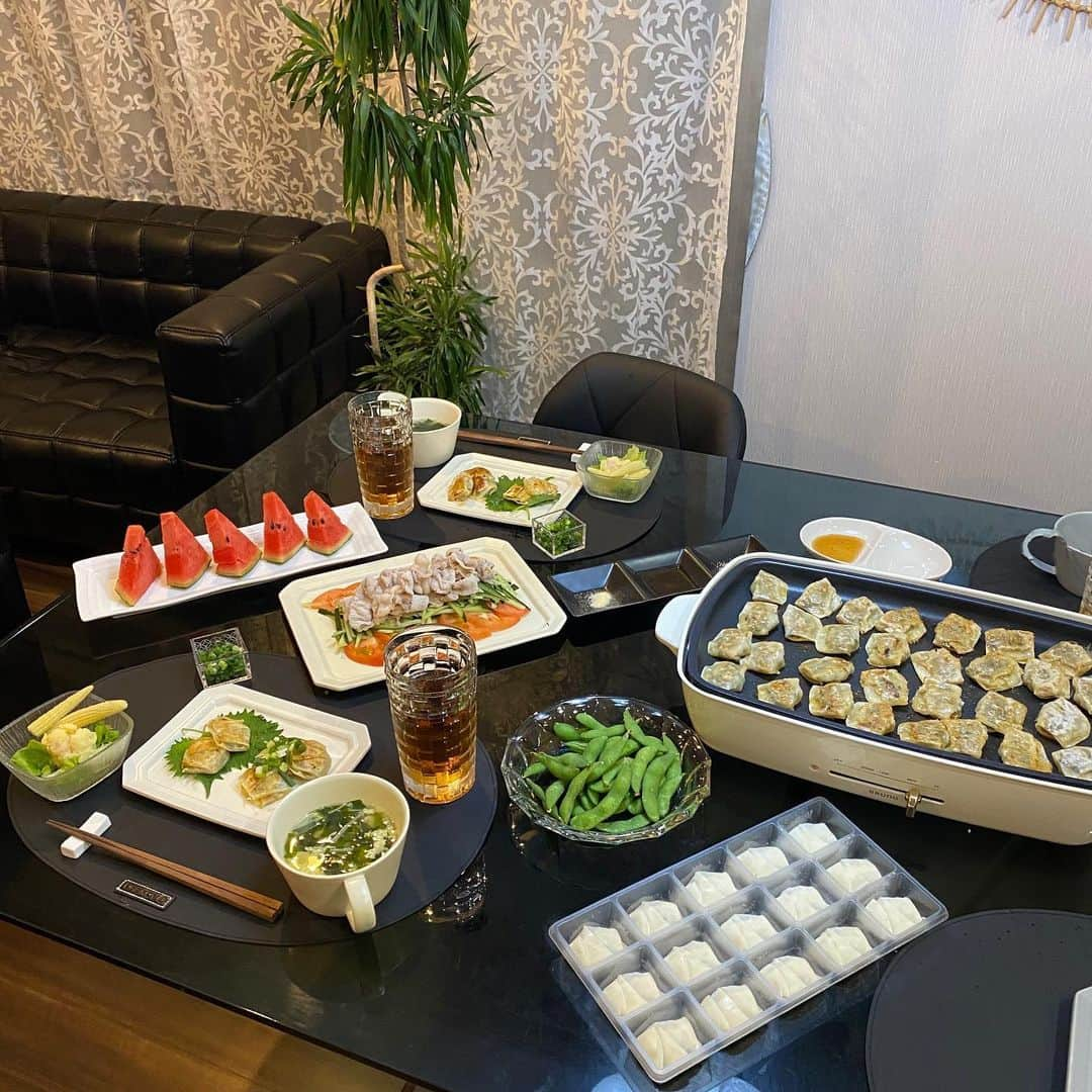 meguri.kさんのインスタグラム写真 - (meguri.kInstagram)「今夜は餃子パーティー♫ ・ 通販で取り寄せた、「餃子工房ぬくり」@gyouzanukuri　旨味たっぷりの"バームクーヘン豚としじみの餃子" ・ バームクーヘンを食べて育った豚の極上豚肉使用✨セレブ豚の旨味ったら…🙈❤️ ・ まずはじめはそのまま！ 次に添付の岩塩を付けて！ ネギを乗せて！ 次にタレを付けて！ ・ どれも美味しいけど、大葉で包んで食べるのが1番好き❤️ ・ 「冷凍熟成餃子」… 「冷凍するほど旨みが増す冷凍熟成する製法（業界初！」生よりも冷凍する方が旨みが増えるらしい✨ ・ ちょっとピリ辛でお酒がすすむ🥃✨（こども達にはちょっと辛かったみたい💦） ・ #餃子#餃子工房ぬくり#かみなり餃子#熟成#熟成餃子#通販#我が家のお取り寄せ#ぬくり#バームクーヘン豚#しじみ#PR#ホムパ#餃子パーティー#晩ご飯#おうちごはん#豊かな食卓#私のおいしい写真#夕食#シンプルライフ#暮らしを楽しむ#暮らしを整える#料理#食卓#BURUNO#ホットプレート」6月24日 21時00分 - meguri.k