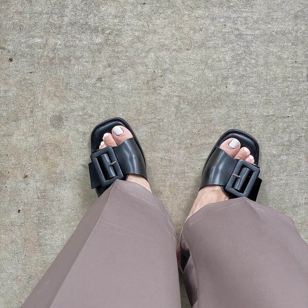 acco.mamaさんのインスタグラム写真 - (acco.mamaInstagram)「⠀ 床がふかふかだから ペタンコなのに足疲れない 優秀サンダル👣 #楽天ROOMに載せてます ⠀ #fin#finshoes#ペタンコ#ペタンコサンダル#サンダル#summerfashion ⠀ ⠀」6月24日 21時01分 - acco.mama