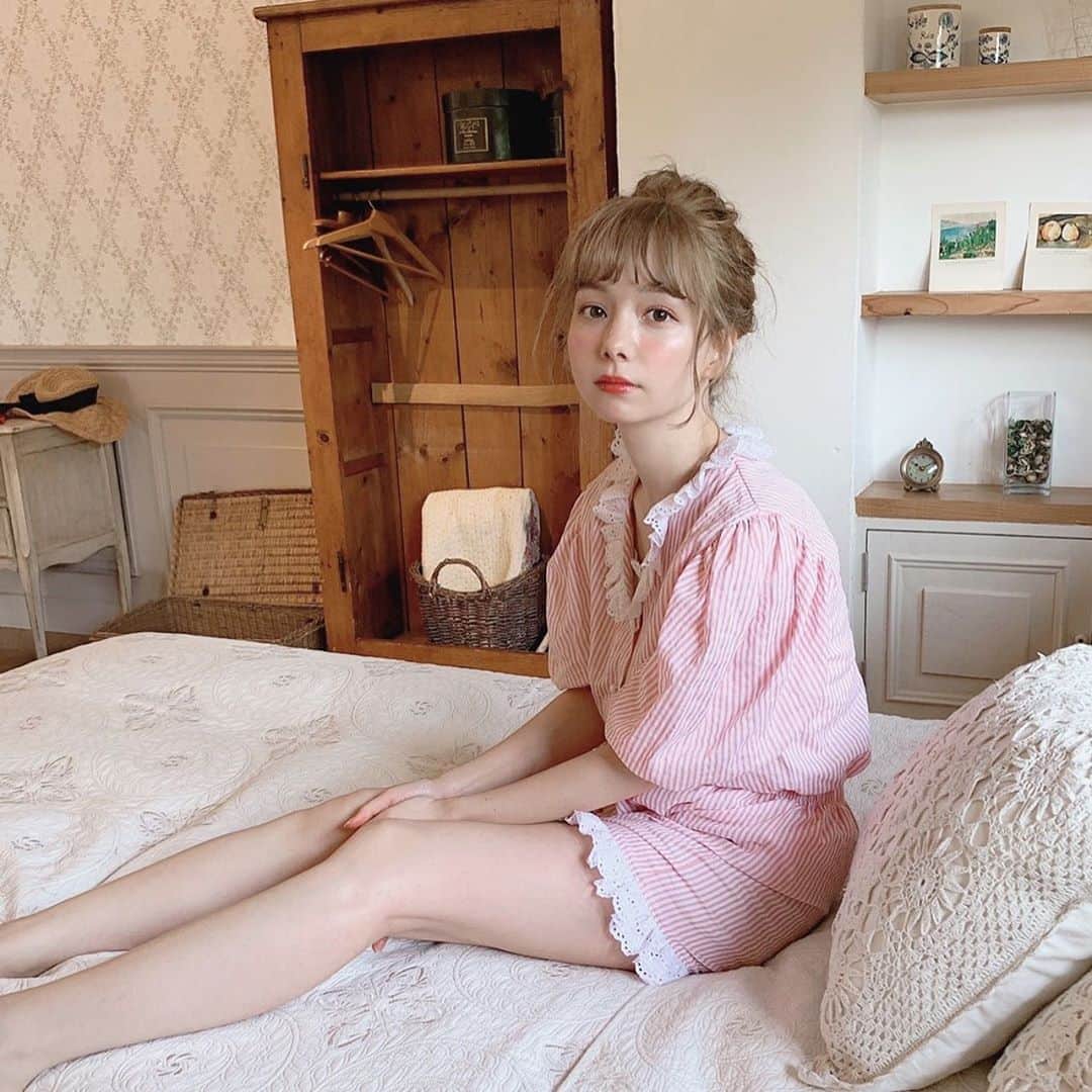 柴田あやなのインスタグラム：「おうち時間はいつもこんな感じです☺️💕 #とか言ってみたい #基本TaylorのツアーTシャツ #それか50TAのTシャツ」