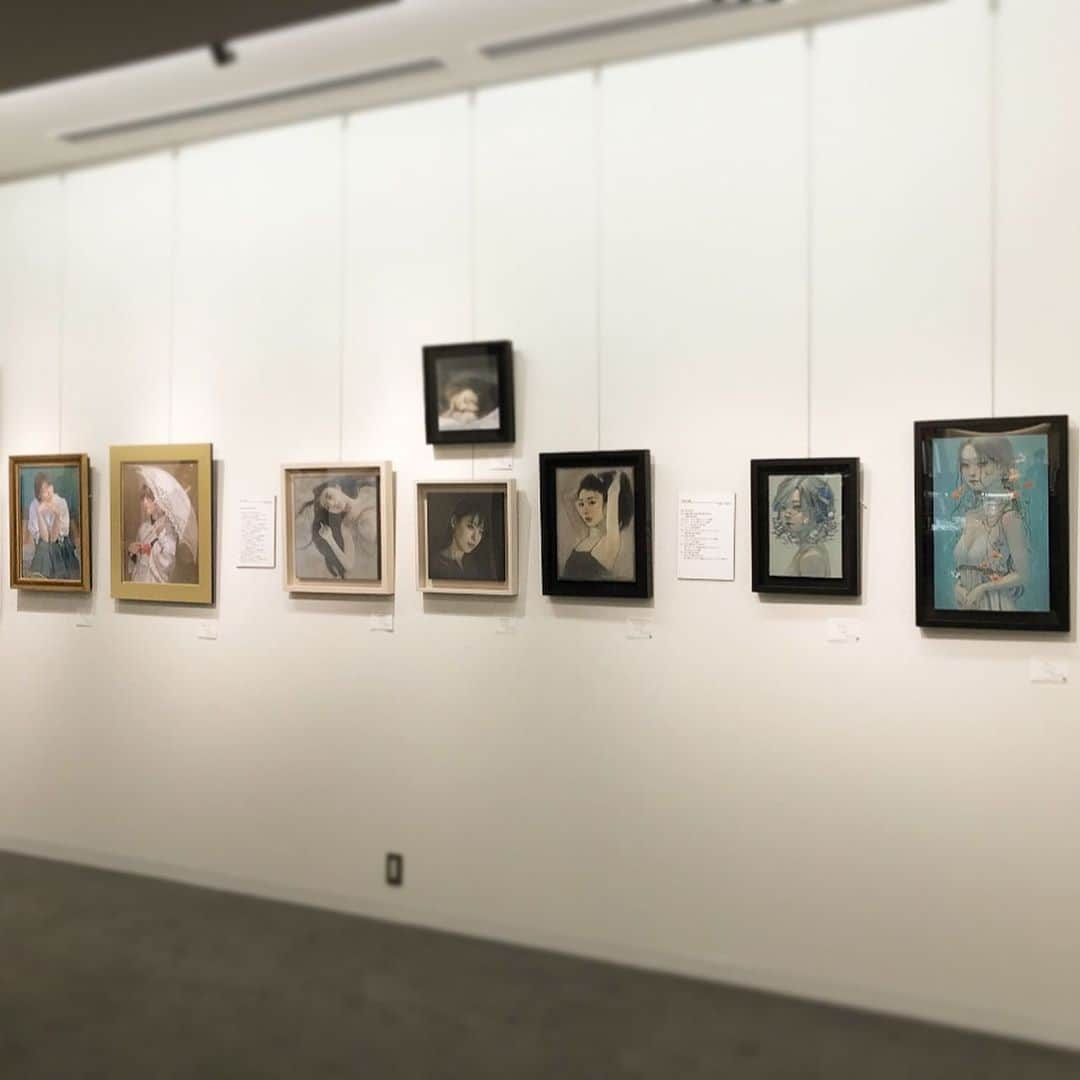 平野実穂さんのインスタグラム写真 - (平野実穂Instagram)「百美人画展 　Galaxy of Beauties  巡回展なので本日からArtglorieux  GALLERY OF OSAKAでも展示しております😊 2020年6月24日 (水) ～ 30日(火) 10:00→20:30 ※最終日は16:00閉場 大丸心斎橋店 本館8階  Artglorieux  GALLERY OF OSAKA ※営業日・時間が変更になる場合がございます。  #グループ展　#mihohirano  #ご都合がよろしければぜひ  出品予定作家 石川幸奈　市川光鶴  小野彩華  粉川江里子  平野実穂  松本潮里　山本有彩」6月24日 21時11分 - mihohiranoart