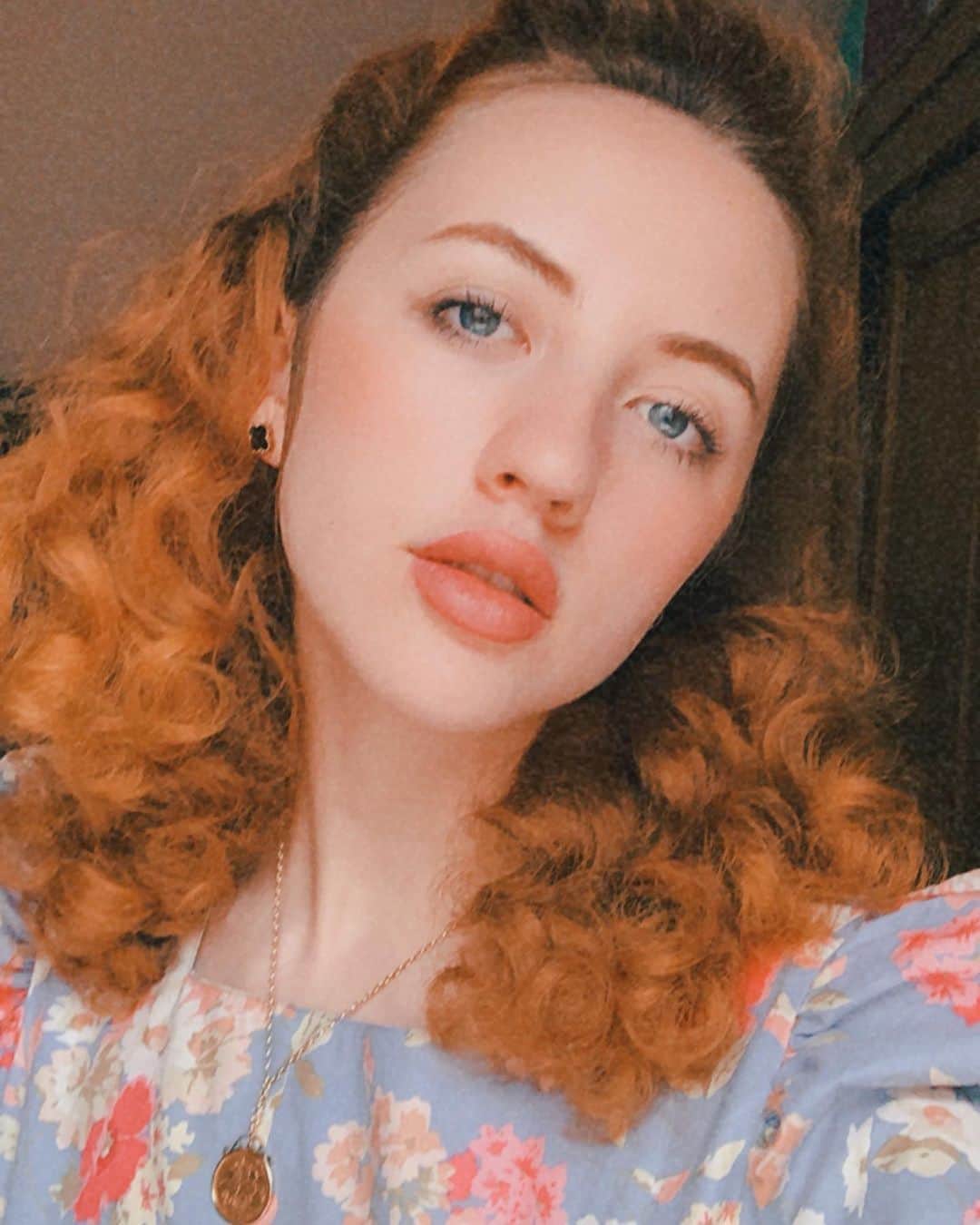 ベッキー・クルーエルのインスタグラム：「details of the day 🦋 I found this gem vintage Laura Ashley dress which is perfect for hot summer days when 100% cotton fabrics make a difference in keeping you cool! Enjoying dressing up and wearing my jewellery ☺️ even to go not very far! #lauraashley」