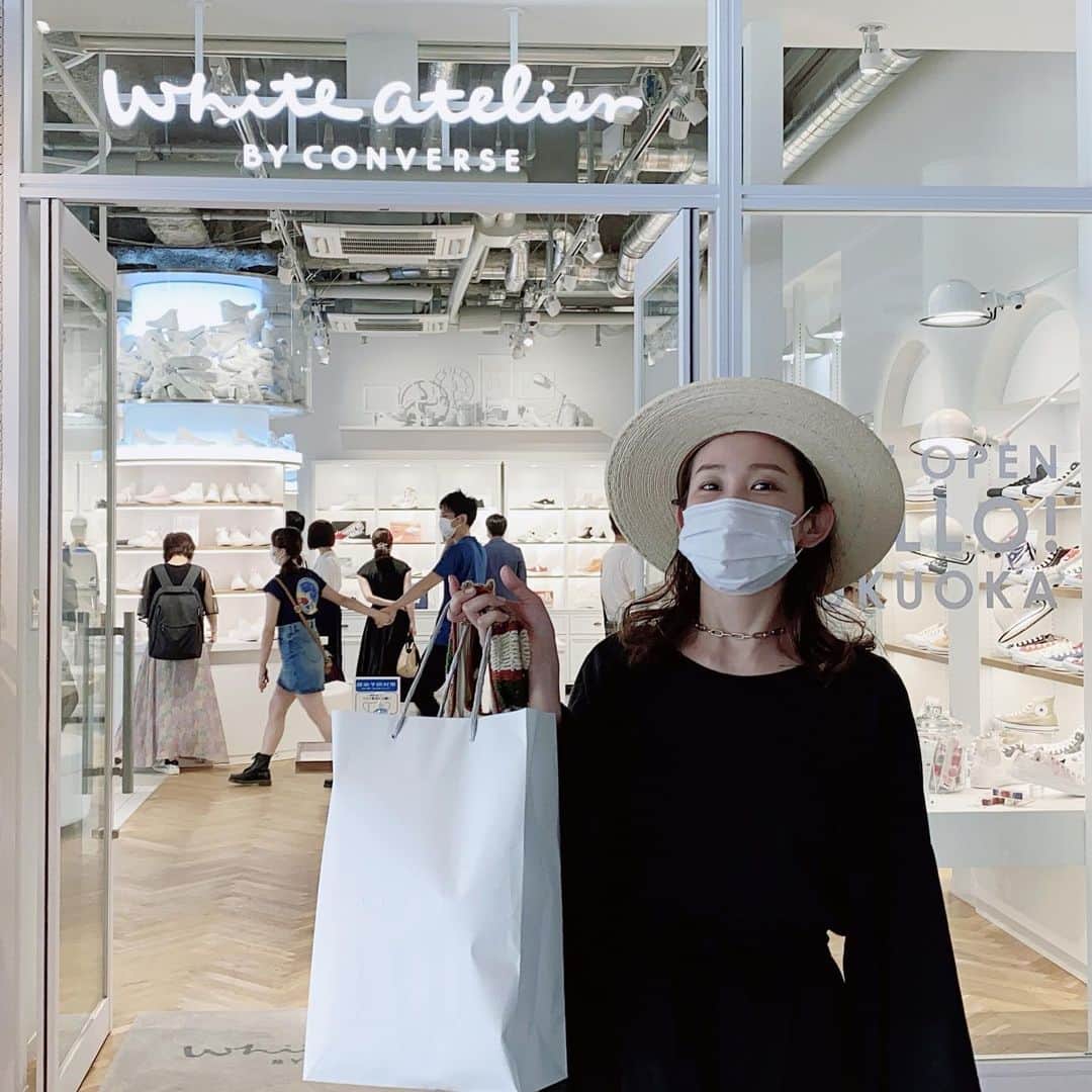 中上真亜子さんのインスタグラム写真 - (中上真亜子Instagram)「九州初上陸のハンバーガーを食べて、そしてコンバースにプリントもしてもらったのをYouTubeにアップしたよ🥳👟よかったらみてね👼  そして#中上の私服 もタグ付けしてるよ、着物をモチーフにしたワンピース☺️帯のようなヒモもあって、そしてバックは開いてて良きバランスのお気に入りです☺️ 麦わら帽子は1番お気に入りのニックさんのもの👒どちらも @tlalli_jp で買ったものたちだよー😯」6月24日 21時06分 - maako_nakagami